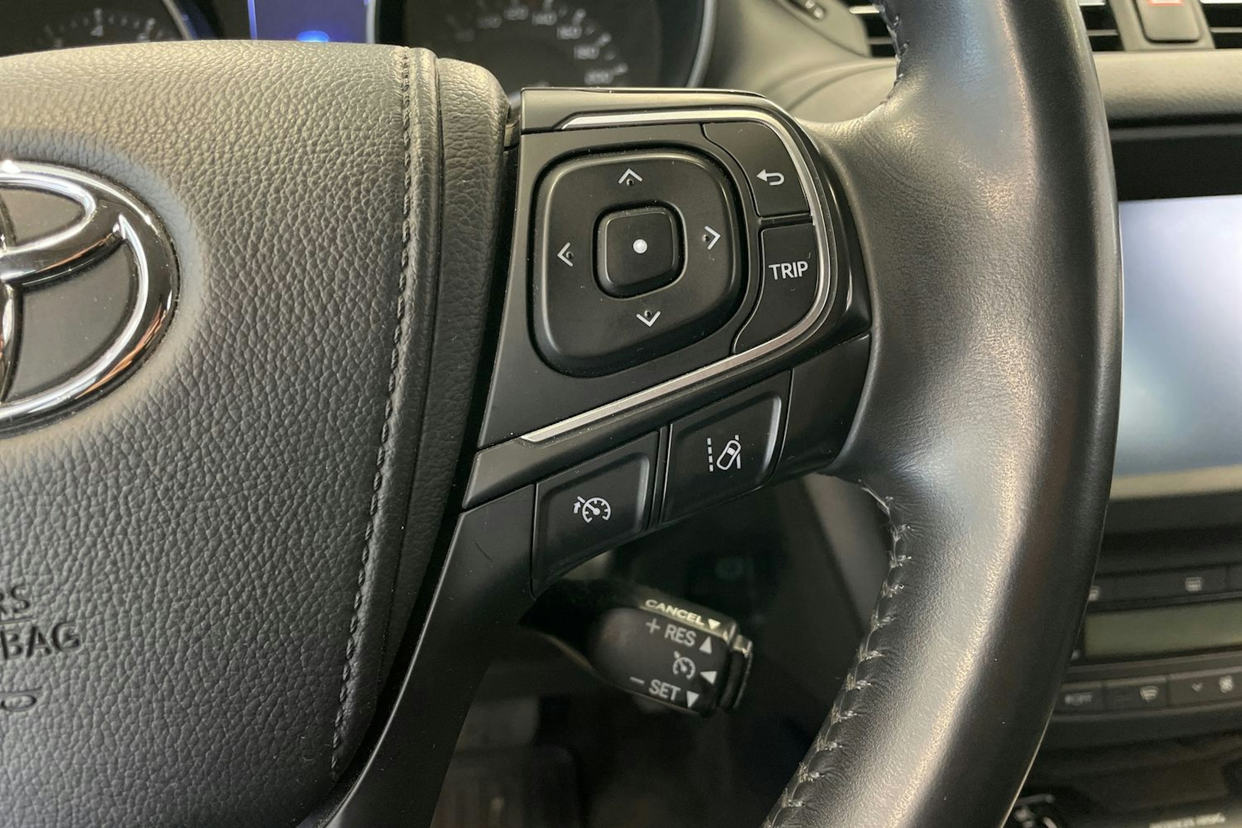 harmaa Toyota Avensis 2017 kuva 16.