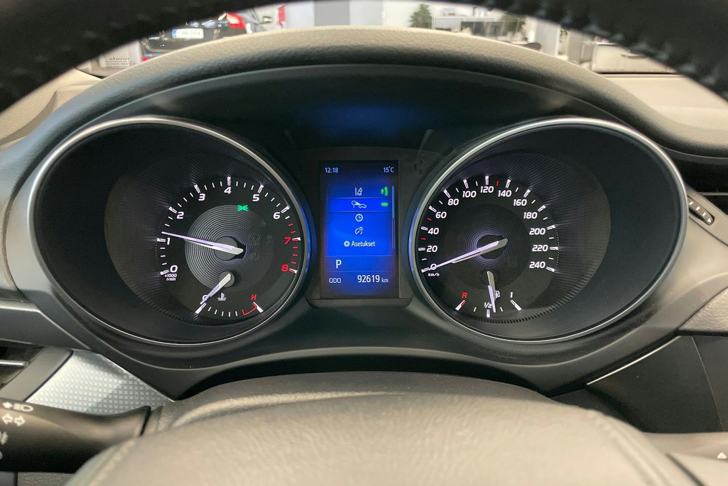 harmaa Toyota Avensis 2017 kuva 17.