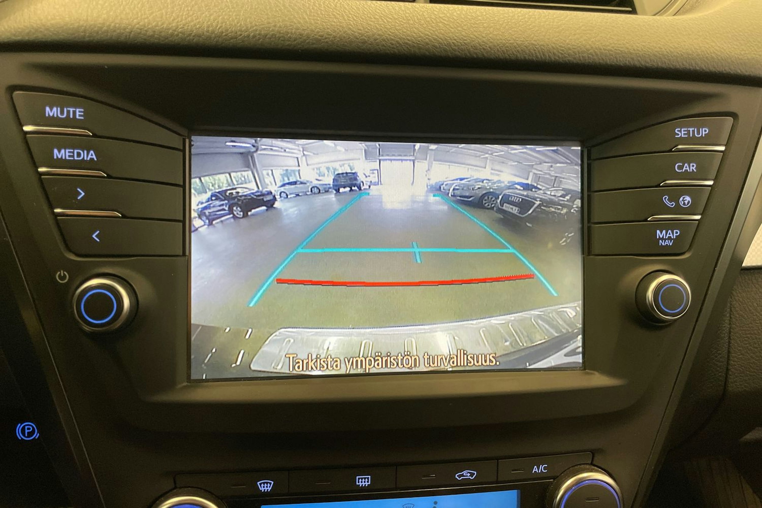harmaa Toyota Avensis 2017 kuva 18.
