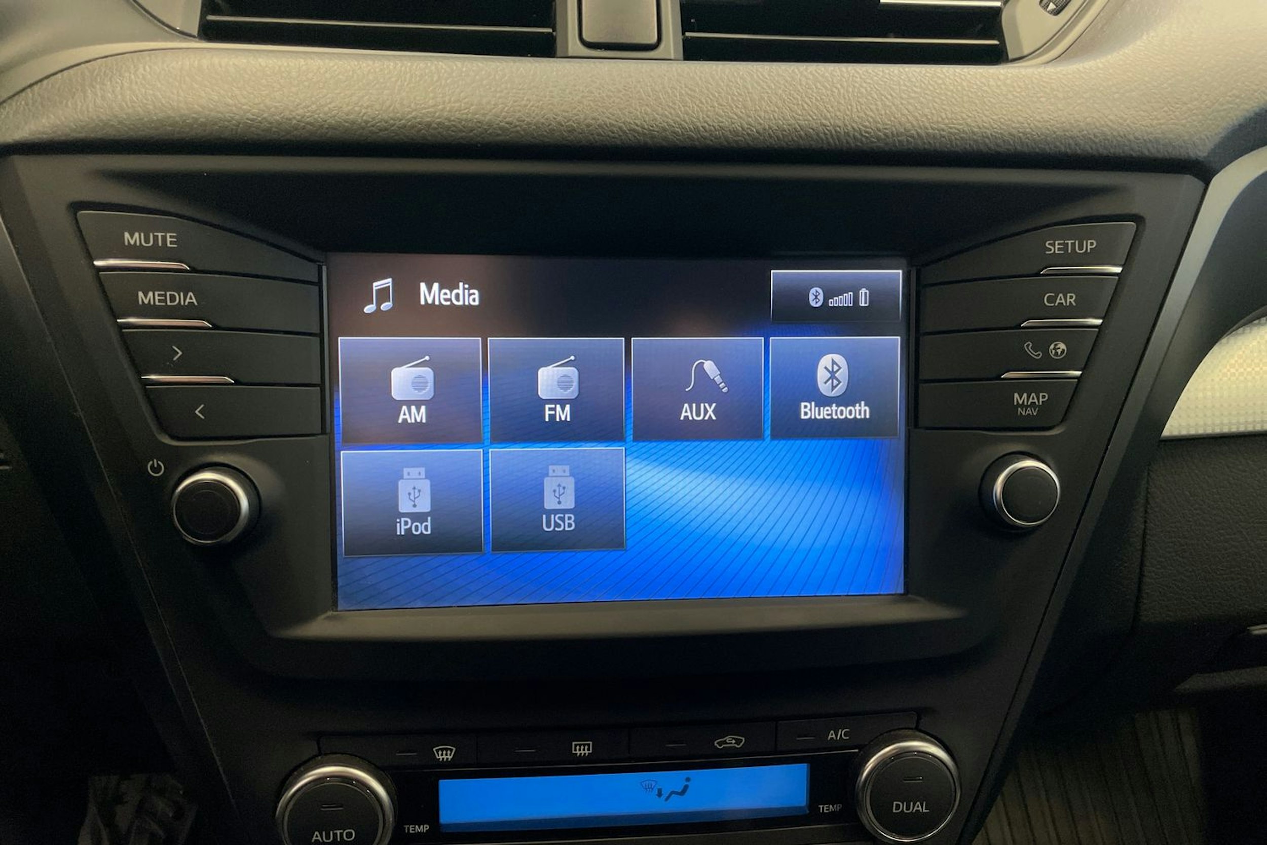harmaa Toyota Avensis 2017 kuva 19.