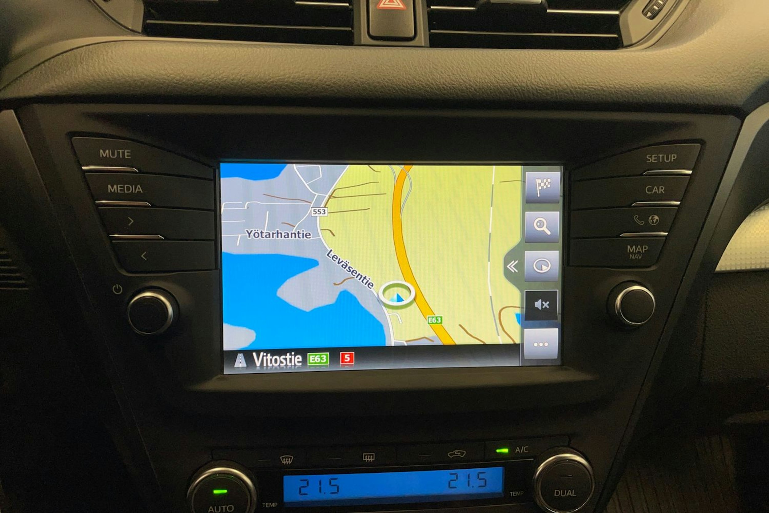harmaa Toyota Avensis 2017 kuva 21.