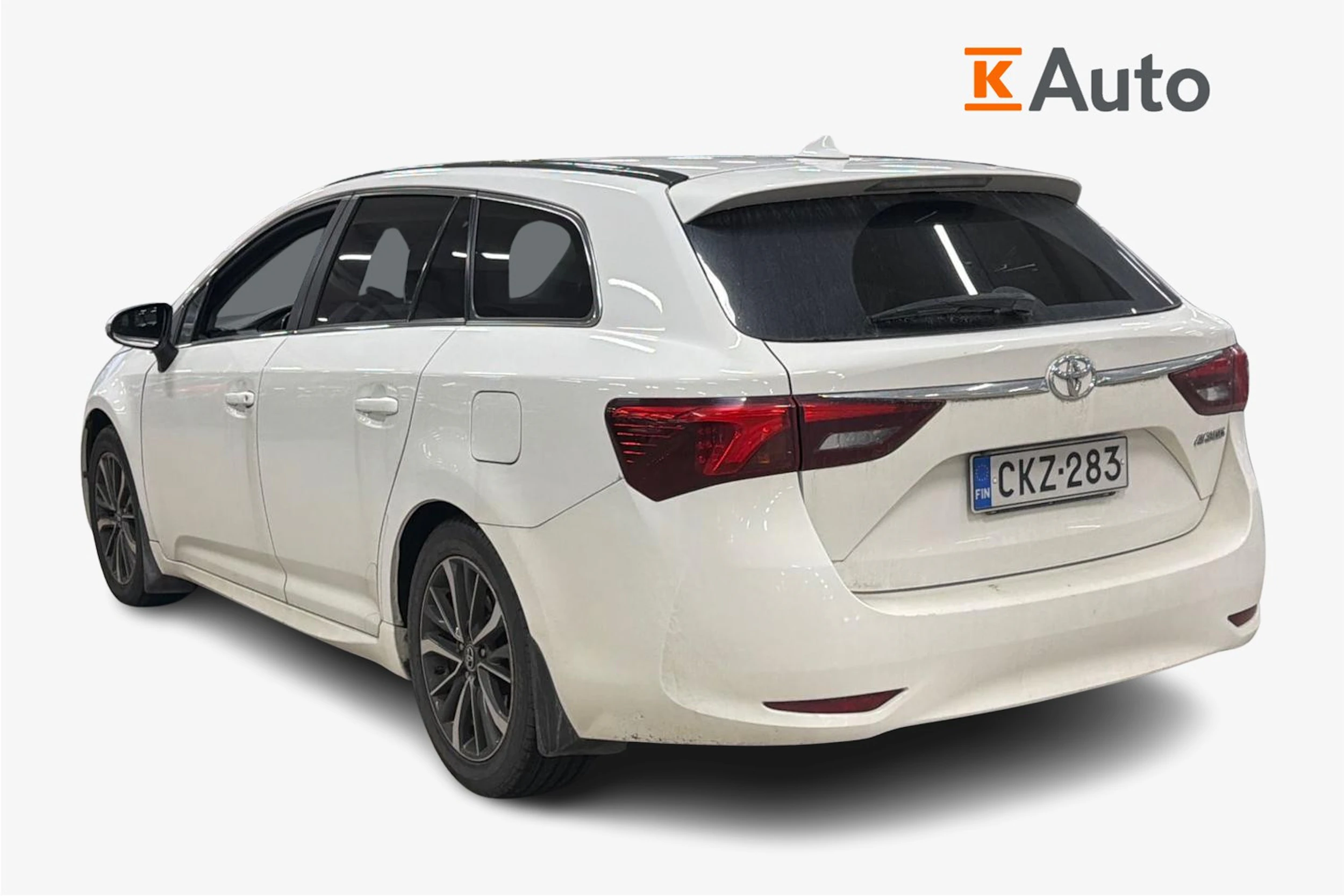 valkoinen Toyota Avensis 2017 kuva 2.