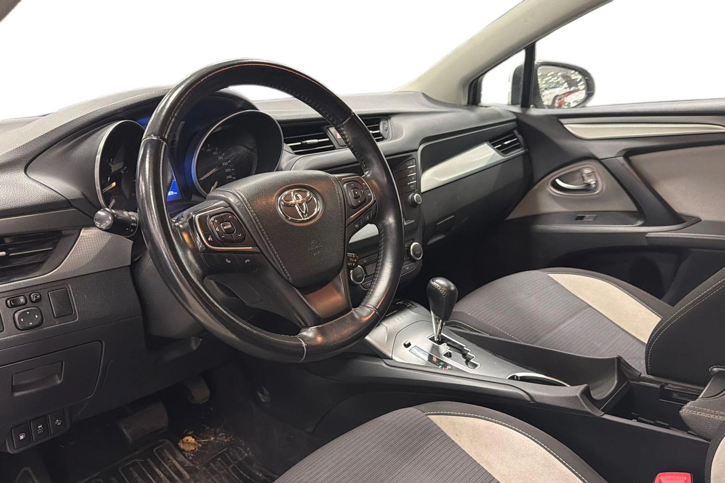valkoinen Toyota Avensis 2017 kuva 3.