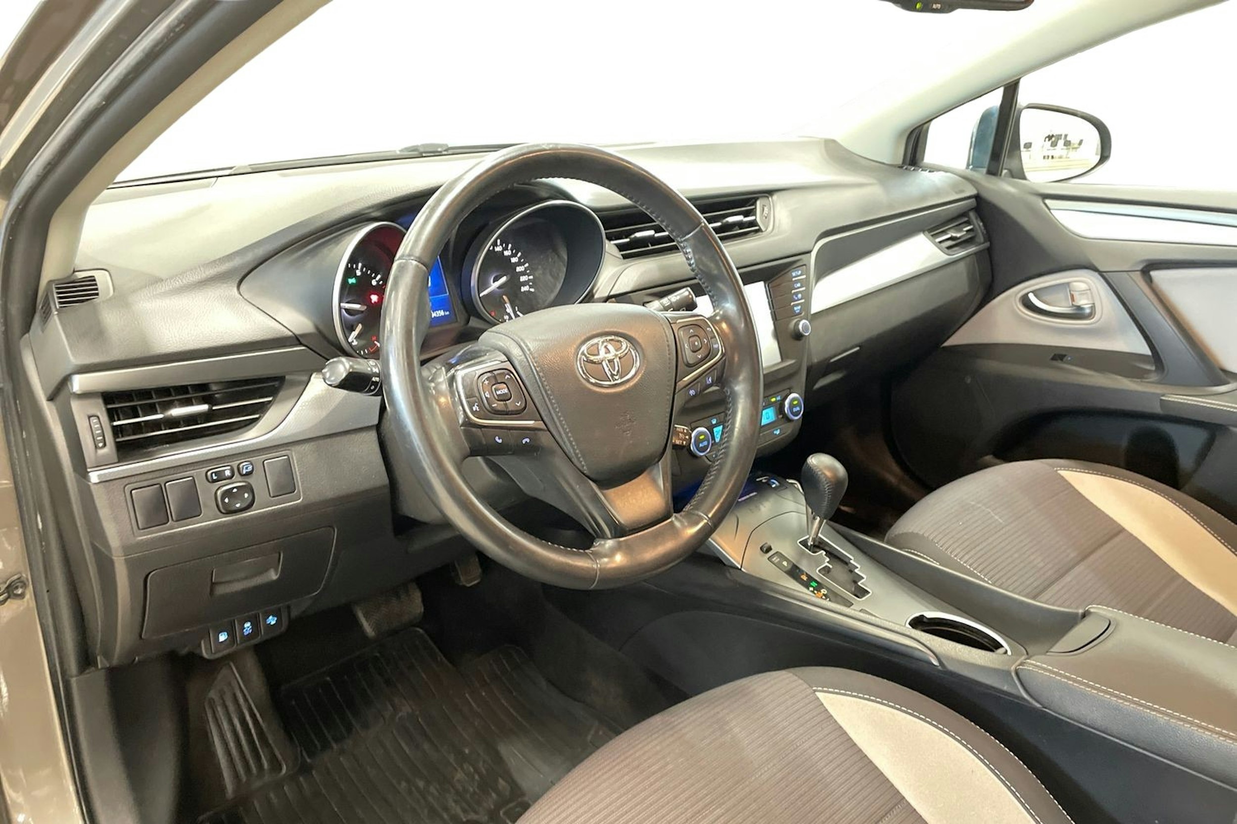 harmaa Toyota Avensis 2017 kuva 7.