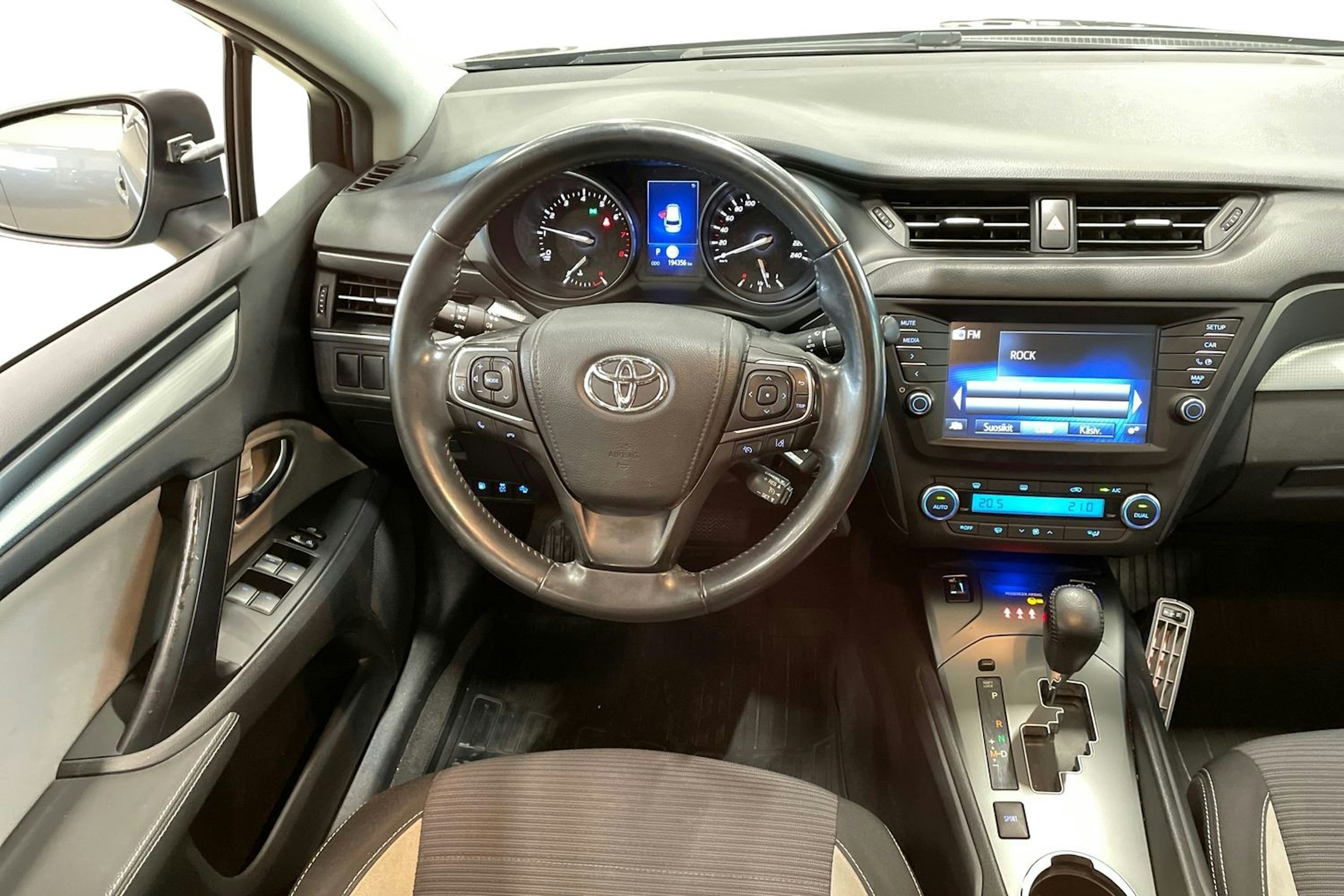 harmaa Toyota Avensis 2017 kuva 9.