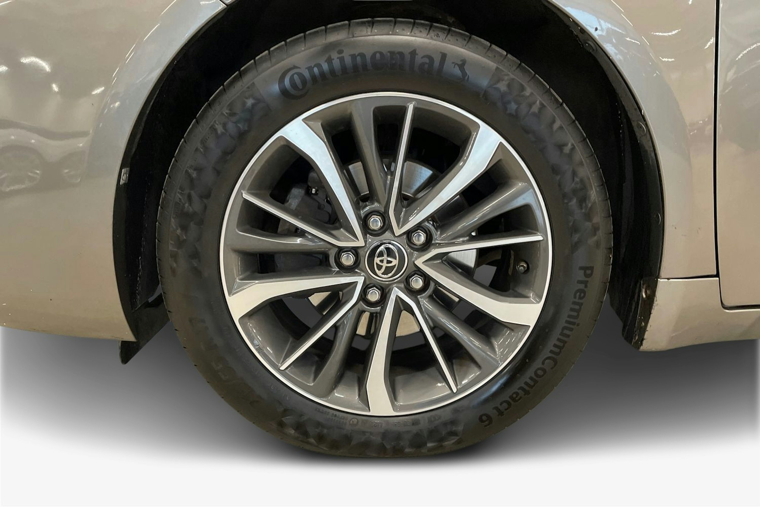 harmaa Toyota Avensis 2017 kuva 11.