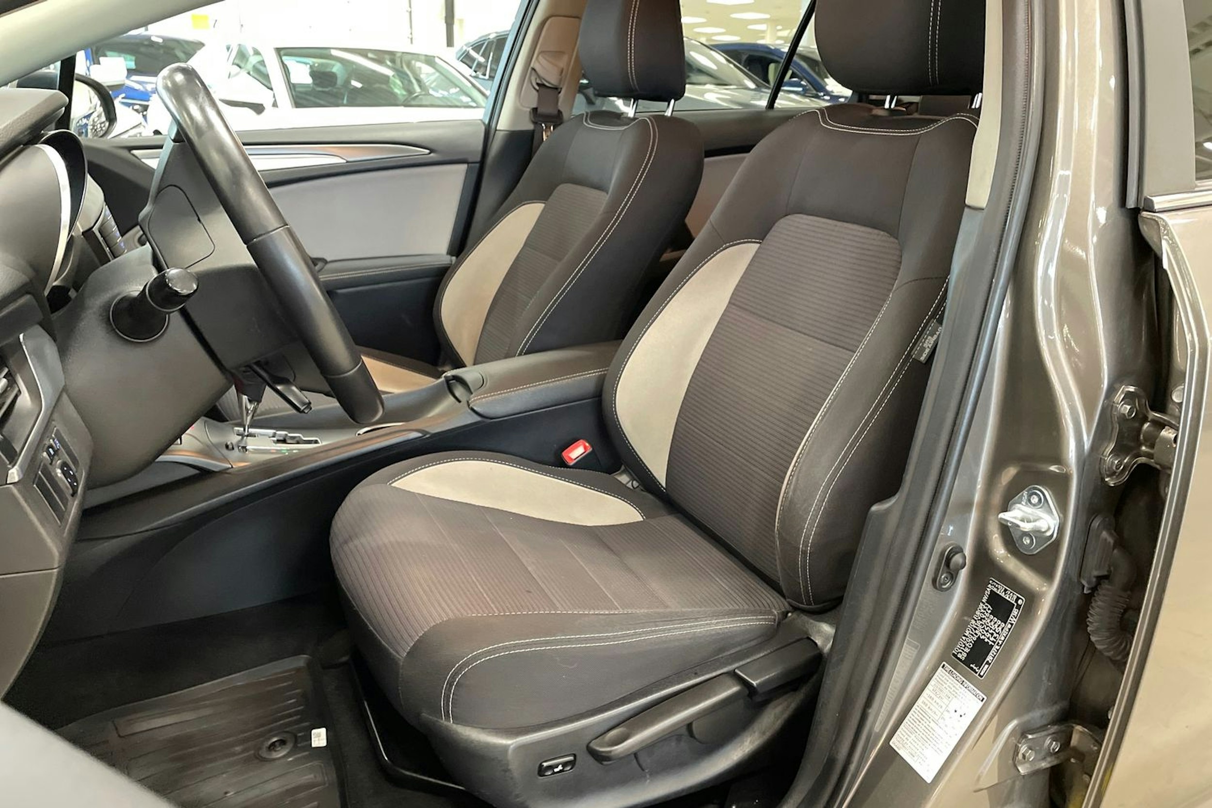 harmaa Toyota Avensis 2017 kuva 14.