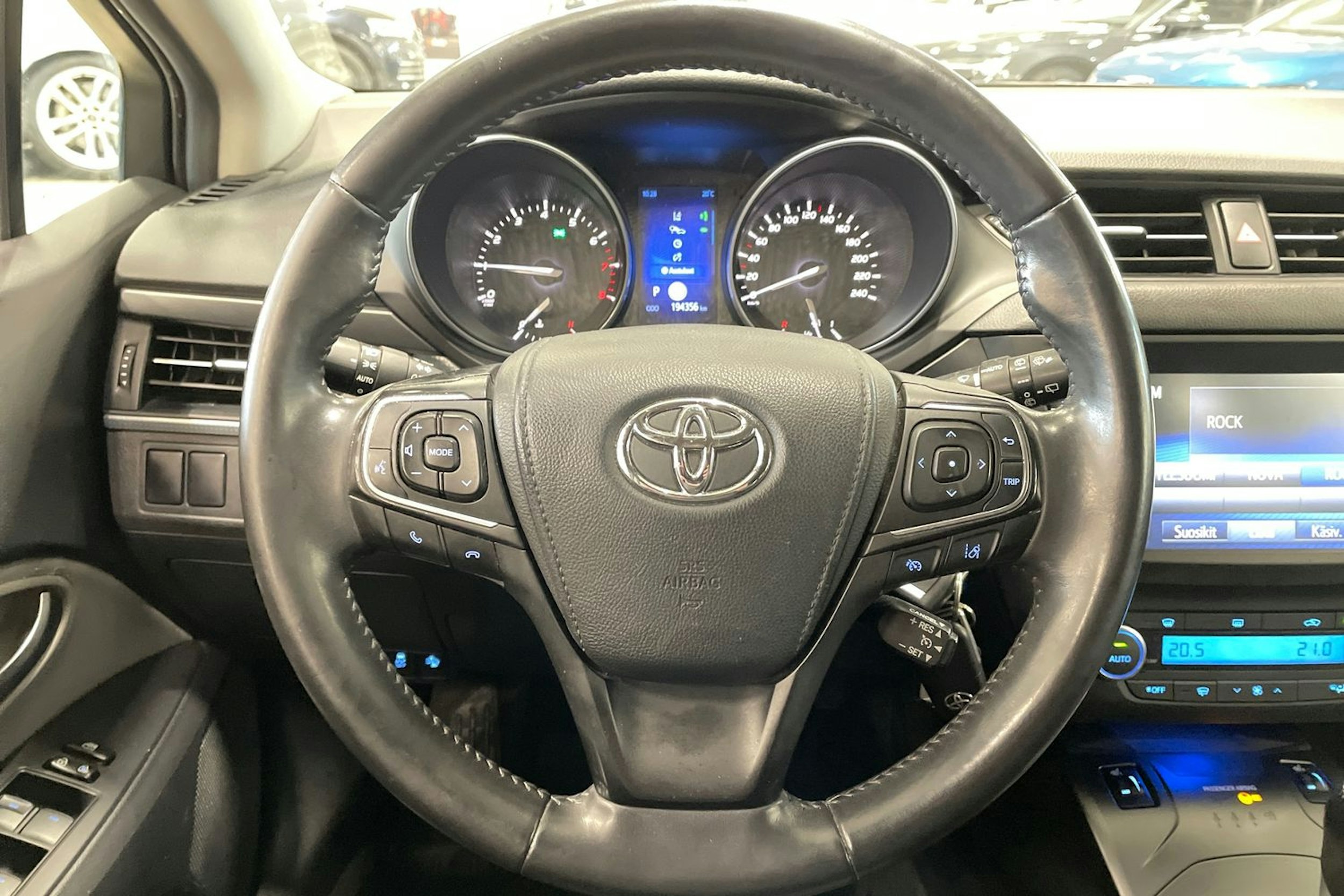 harmaa Toyota Avensis 2017 kuva 15.