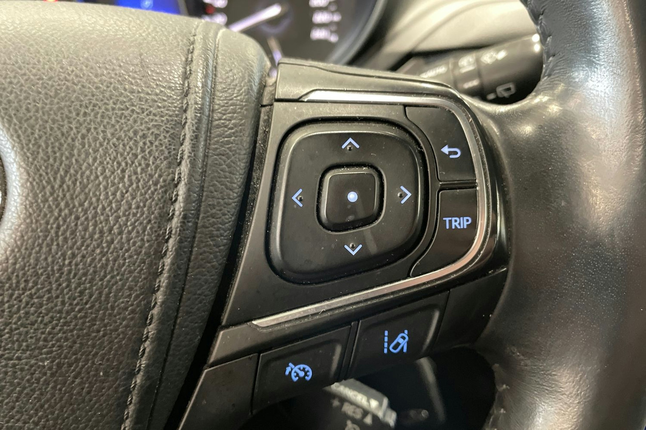 harmaa Toyota Avensis 2017 kuva 16.