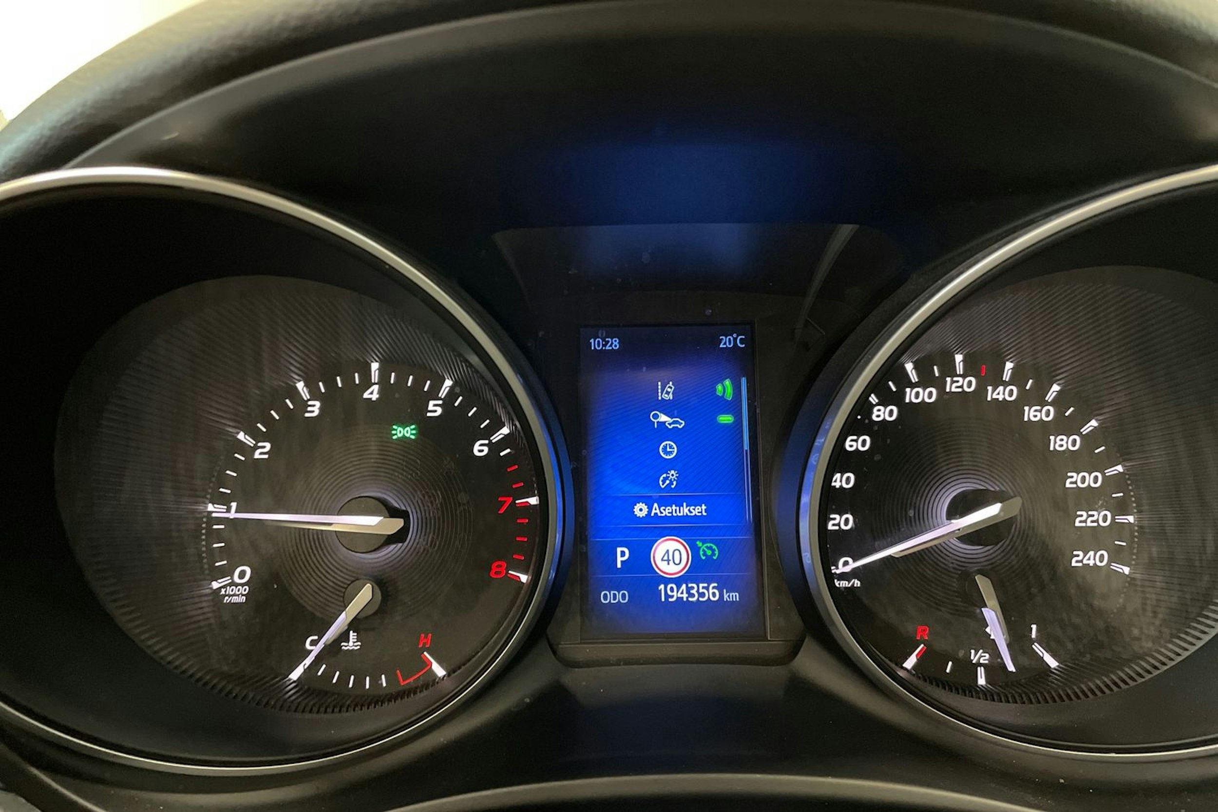 harmaa Toyota Avensis 2017 kuva 19.