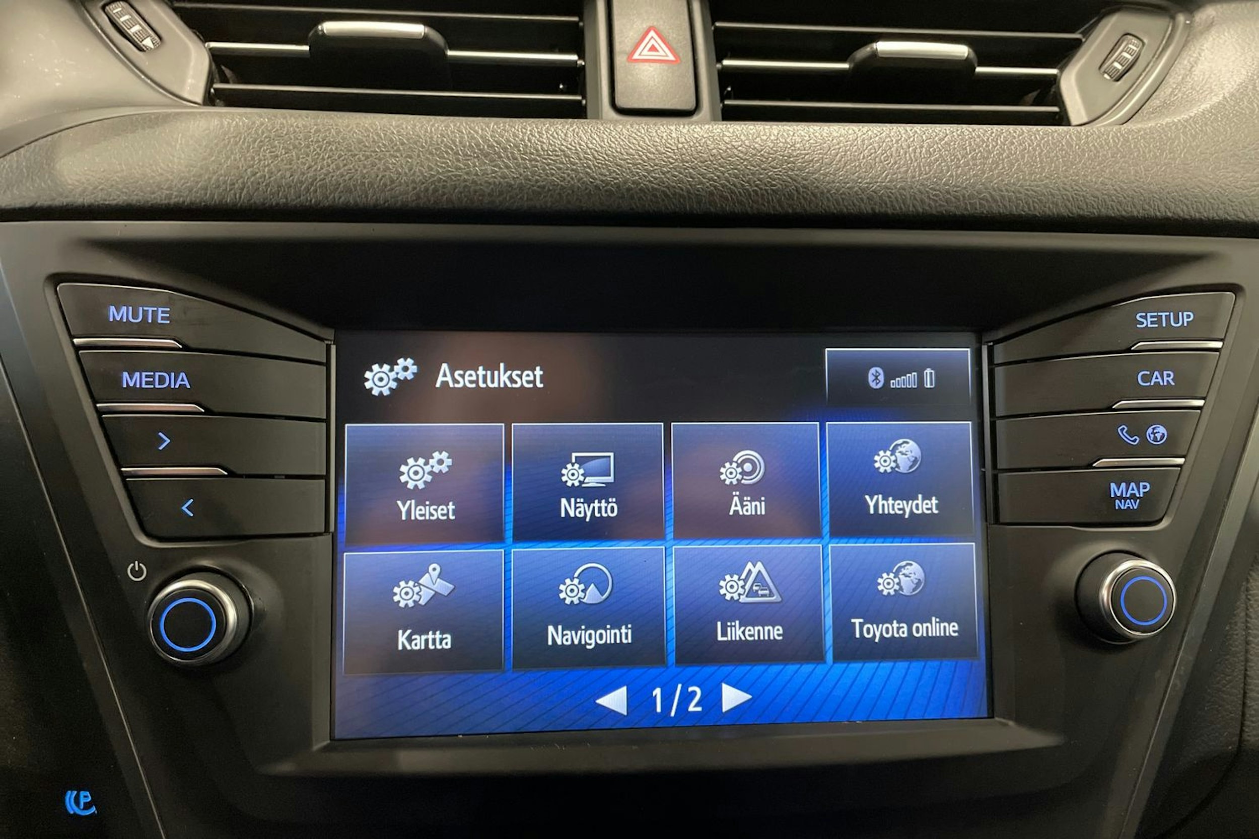 harmaa Toyota Avensis 2017 kuva 23.