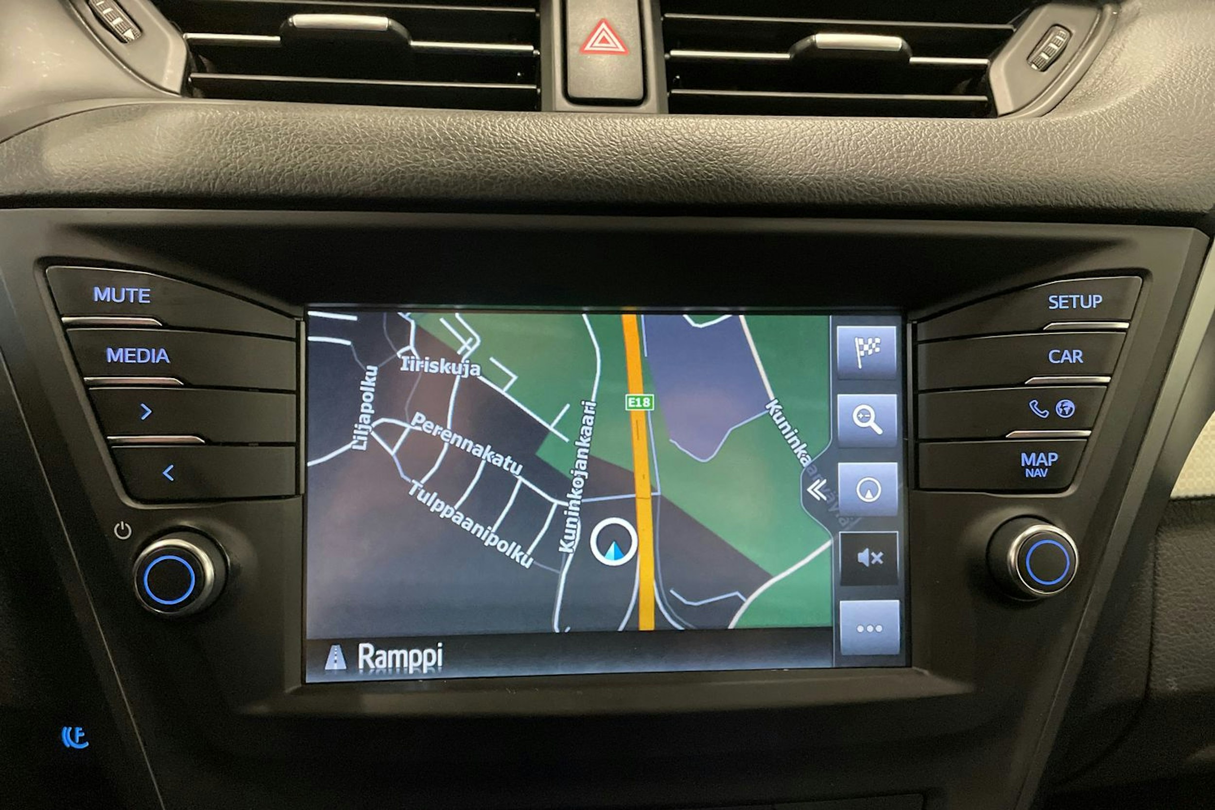 harmaa Toyota Avensis 2017 kuva 24.