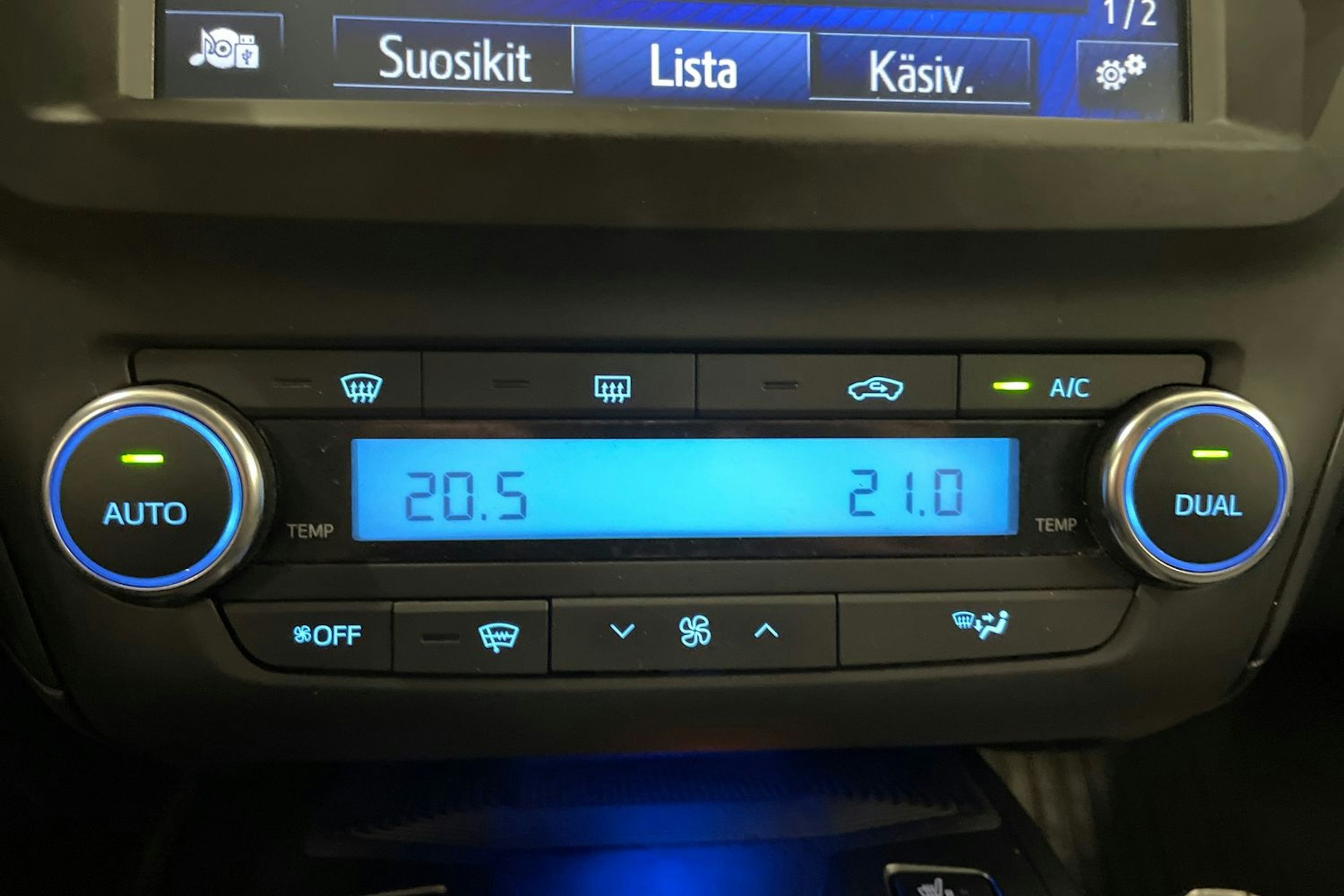 harmaa Toyota Avensis 2017 kuva 28.