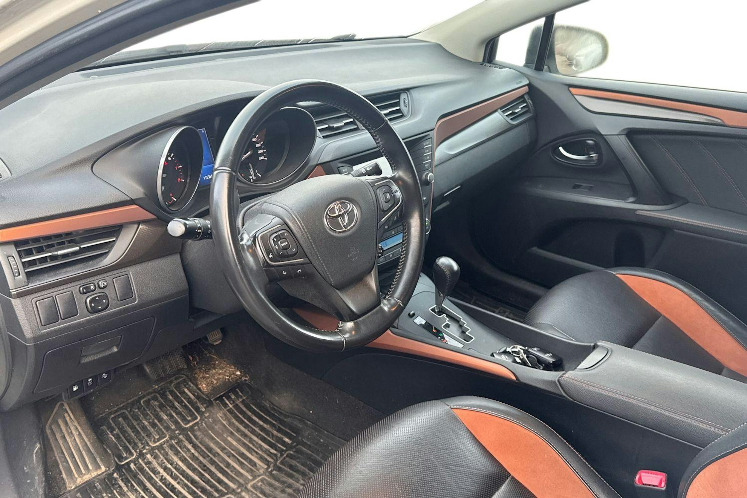 Valkoinen Toyota AVENSIS 2017 kuva 3.