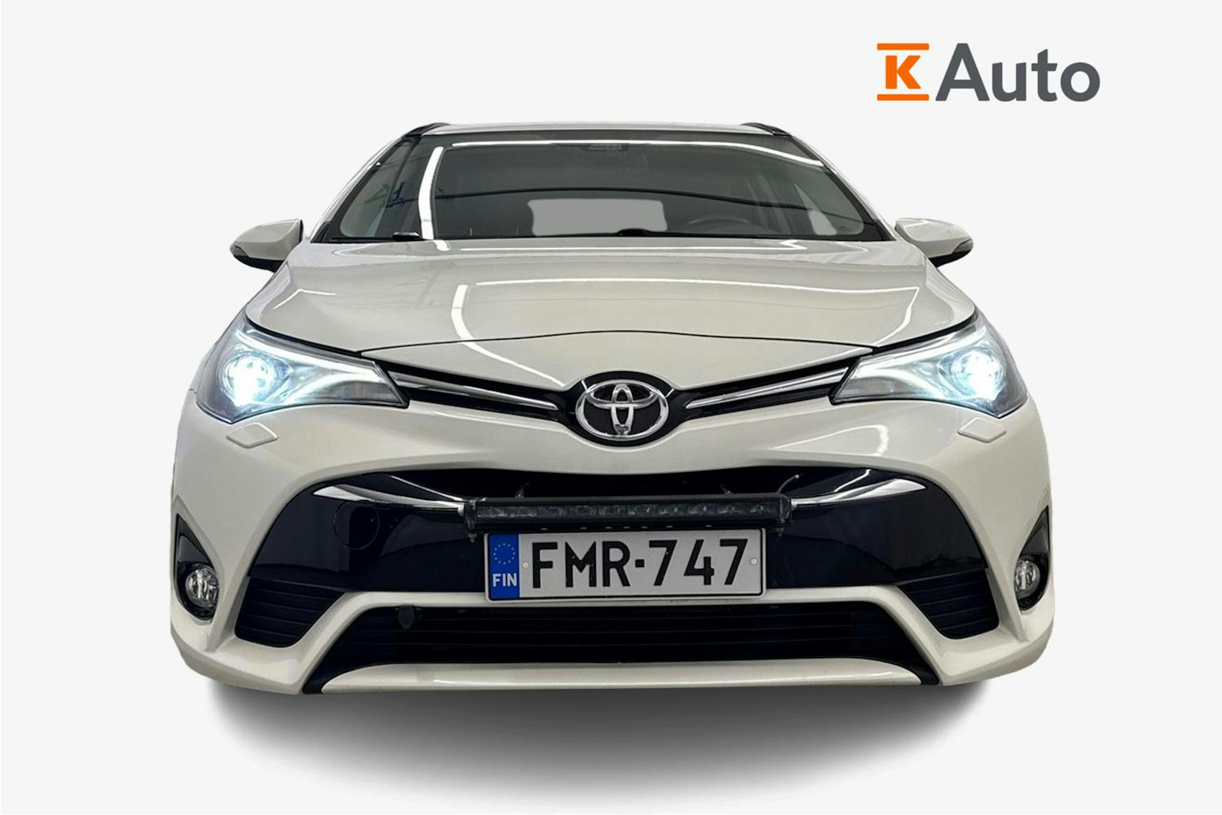 Valkoinen Toyota AVENSIS 2017 kuva 5.