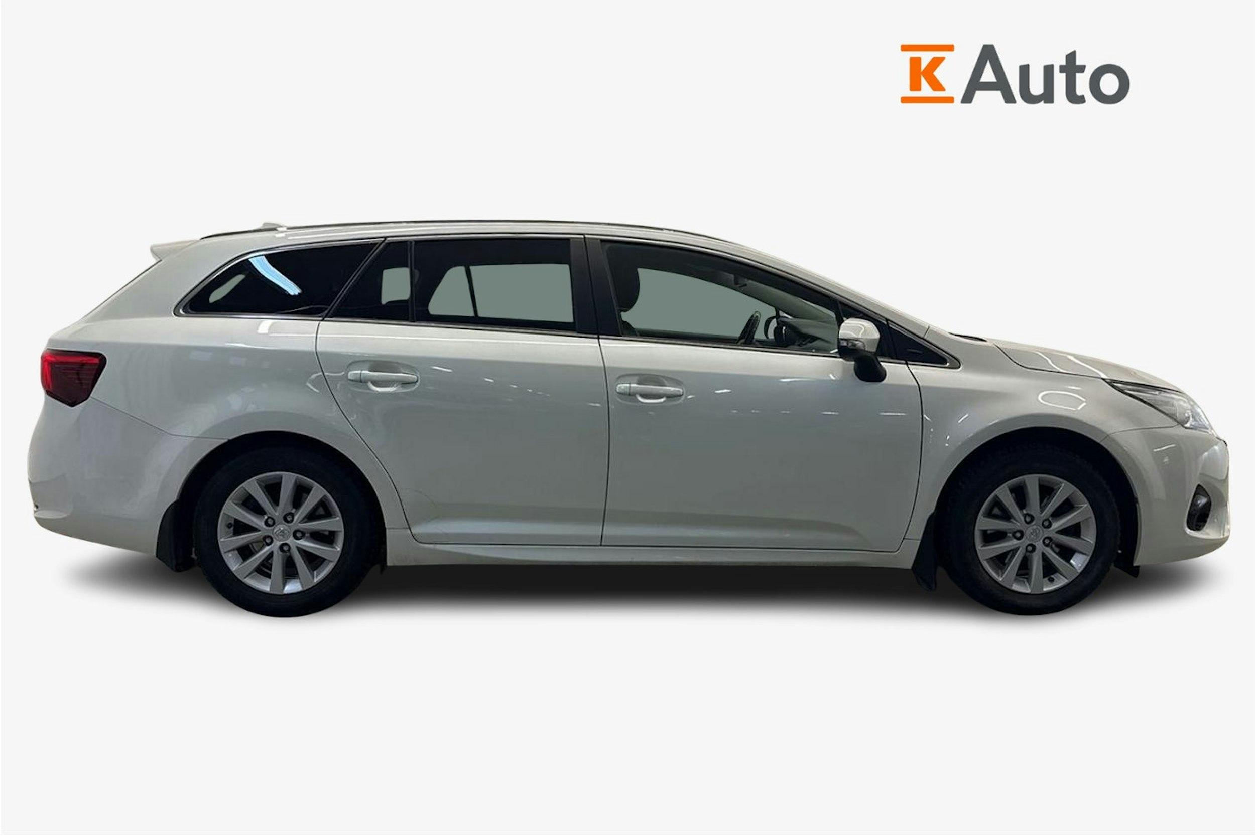 Valkoinen Toyota AVENSIS 2017 kuva 6.