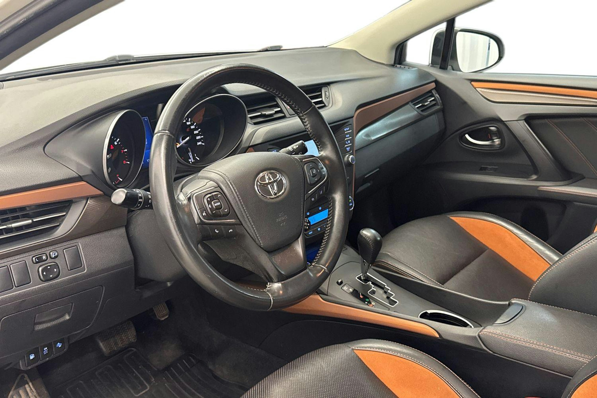 Valkoinen Toyota AVENSIS 2017 kuva 7.