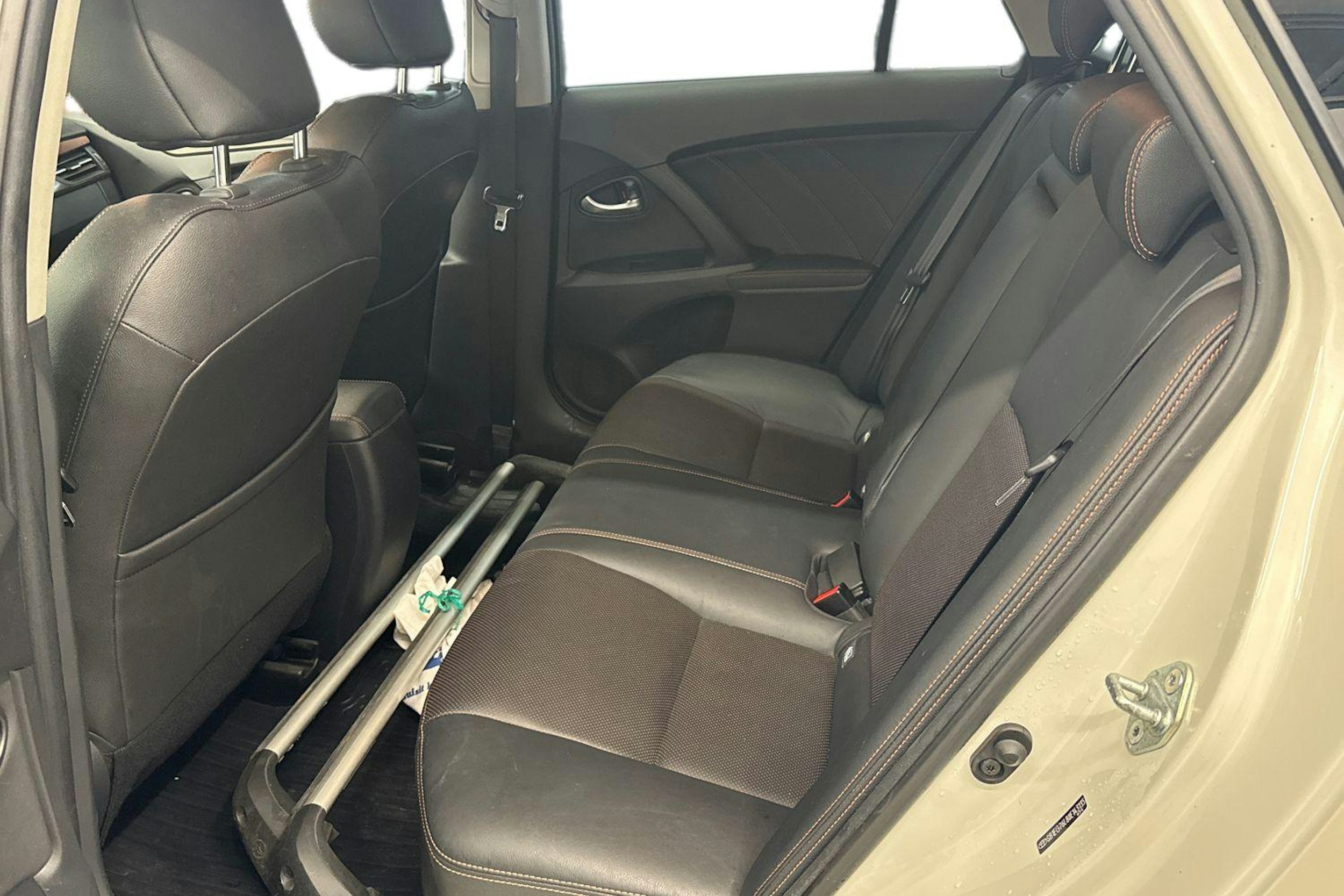 Valkoinen Toyota AVENSIS 2017 kuva 10.