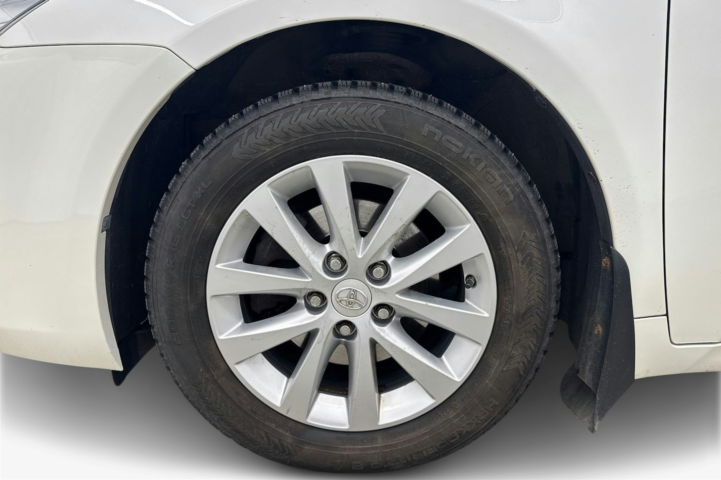 Valkoinen Toyota AVENSIS 2017 kuva 11.