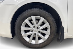 Valkoinen Toyota AVENSIS 2017 kuva 11.