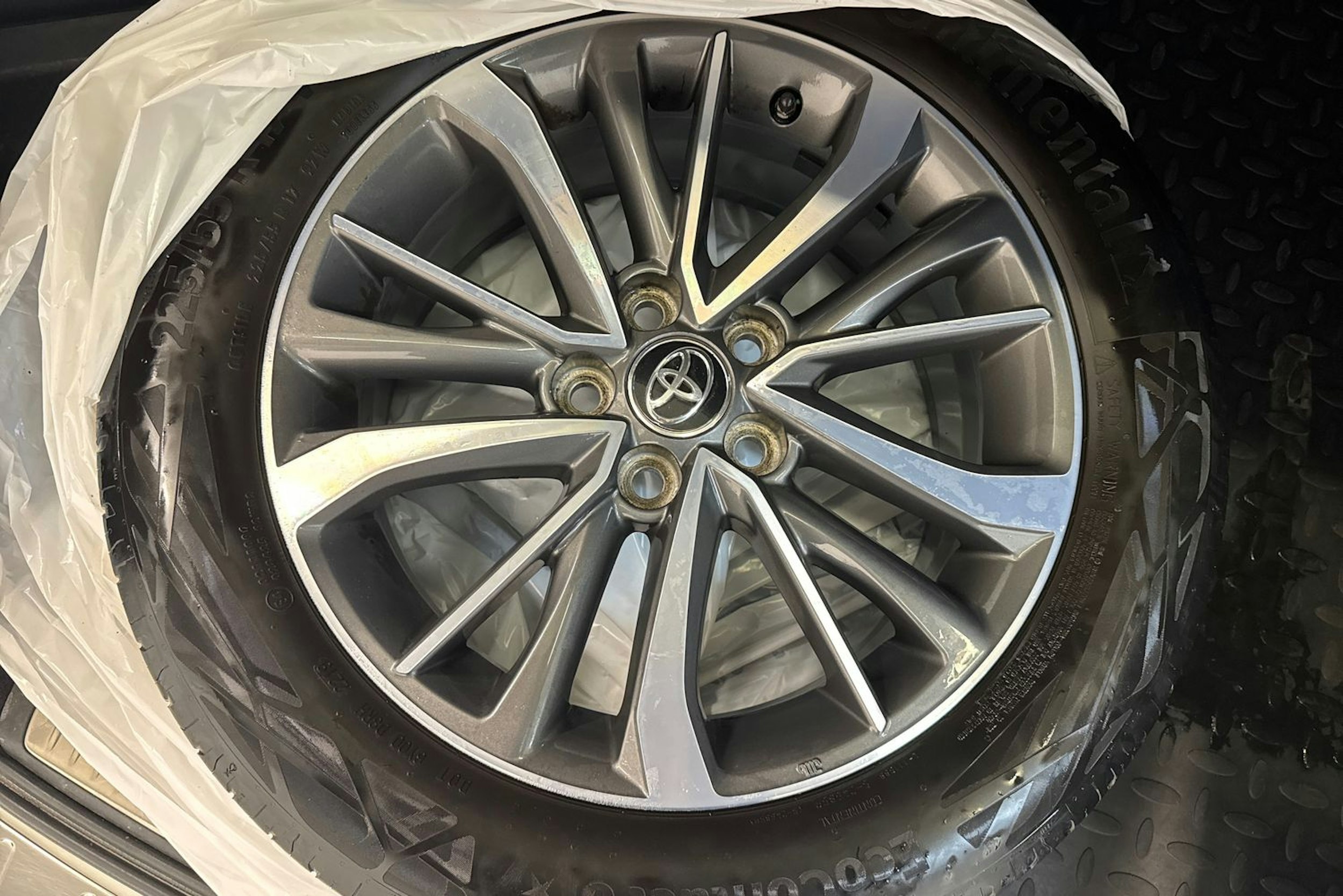 Valkoinen Toyota AVENSIS 2017 kuva 13.