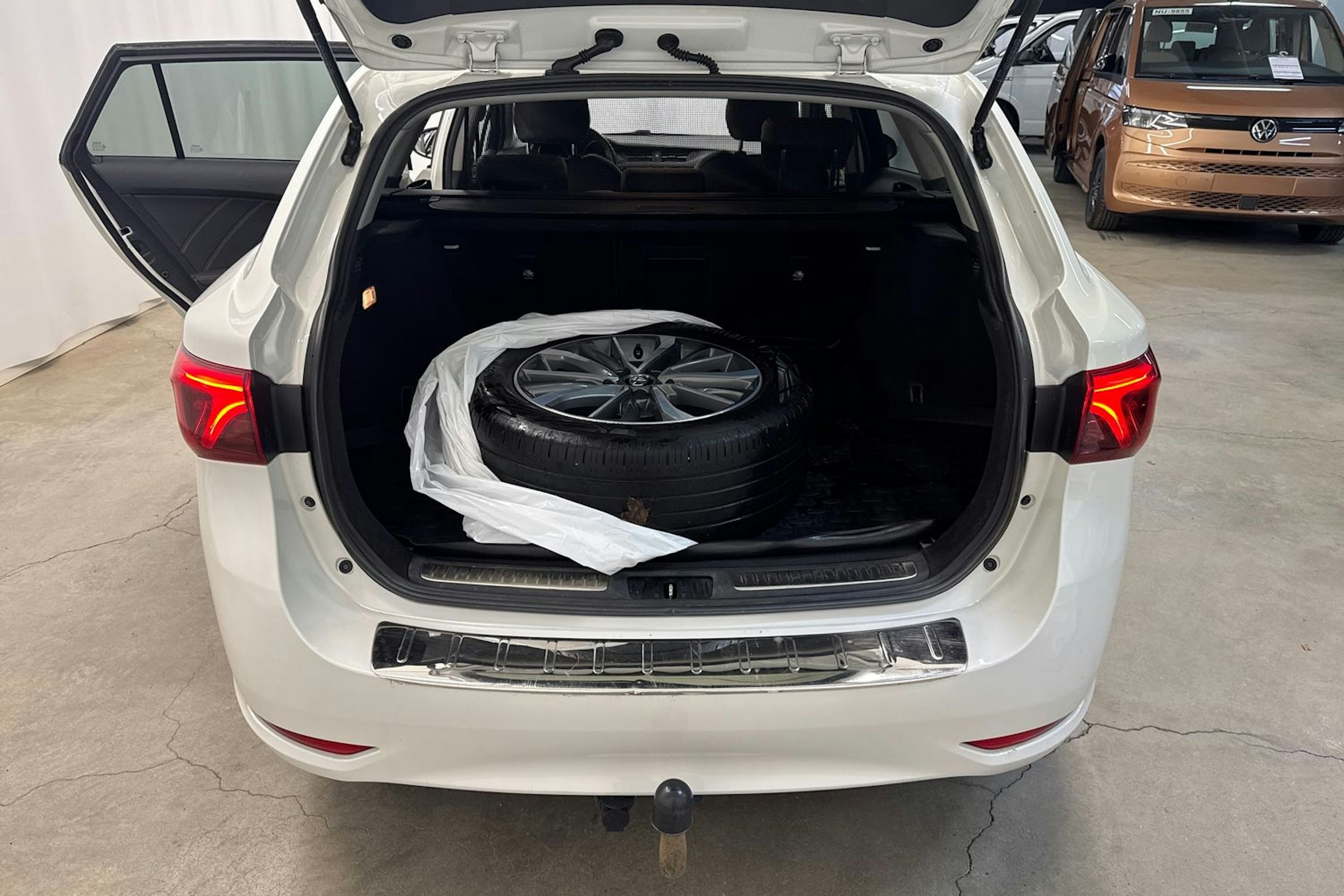 Valkoinen Toyota AVENSIS 2017 kuva 14.