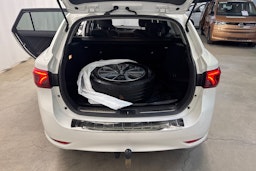 Valkoinen Toyota AVENSIS 2017 kuva 14.