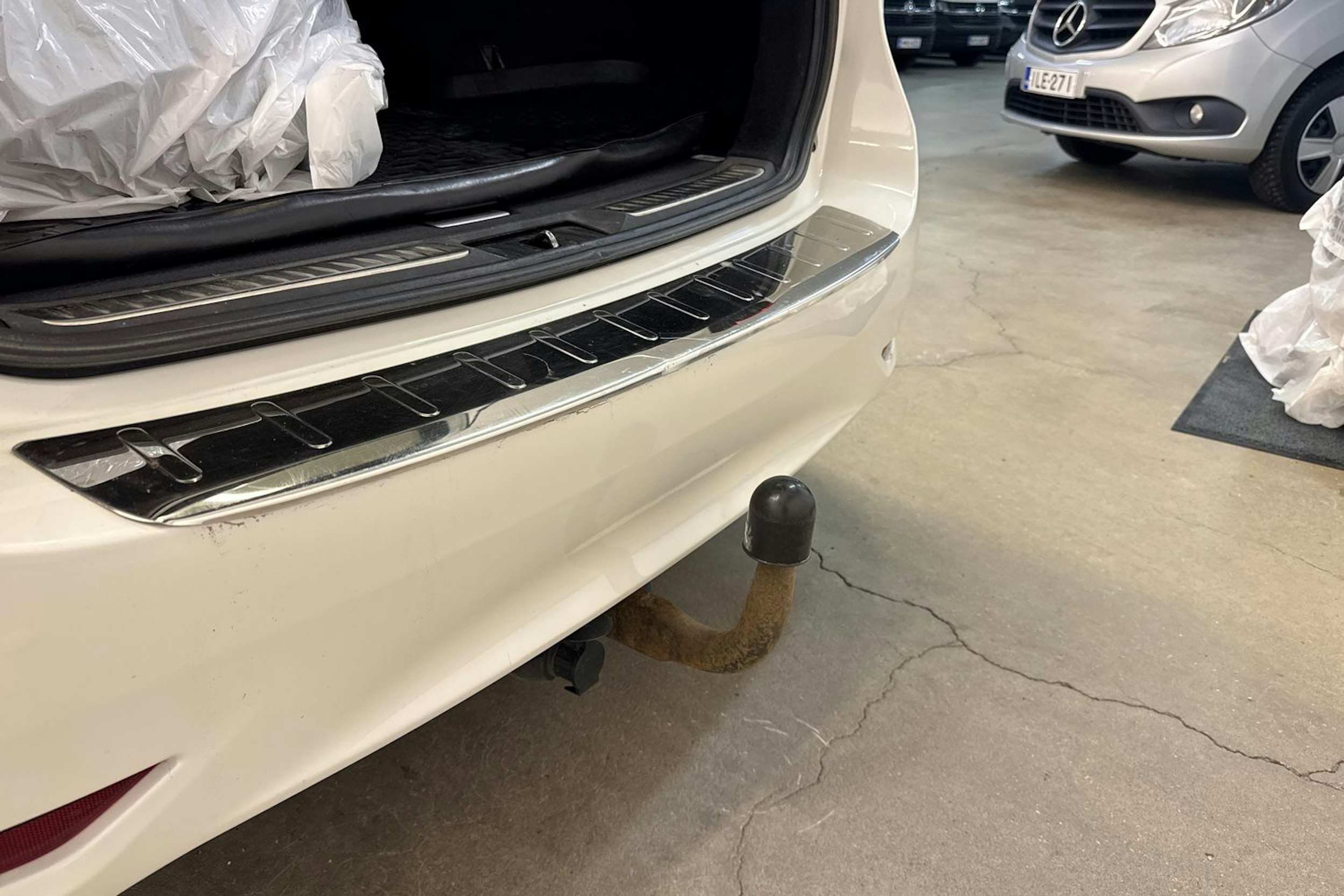 Valkoinen Toyota AVENSIS 2017 kuva 15.