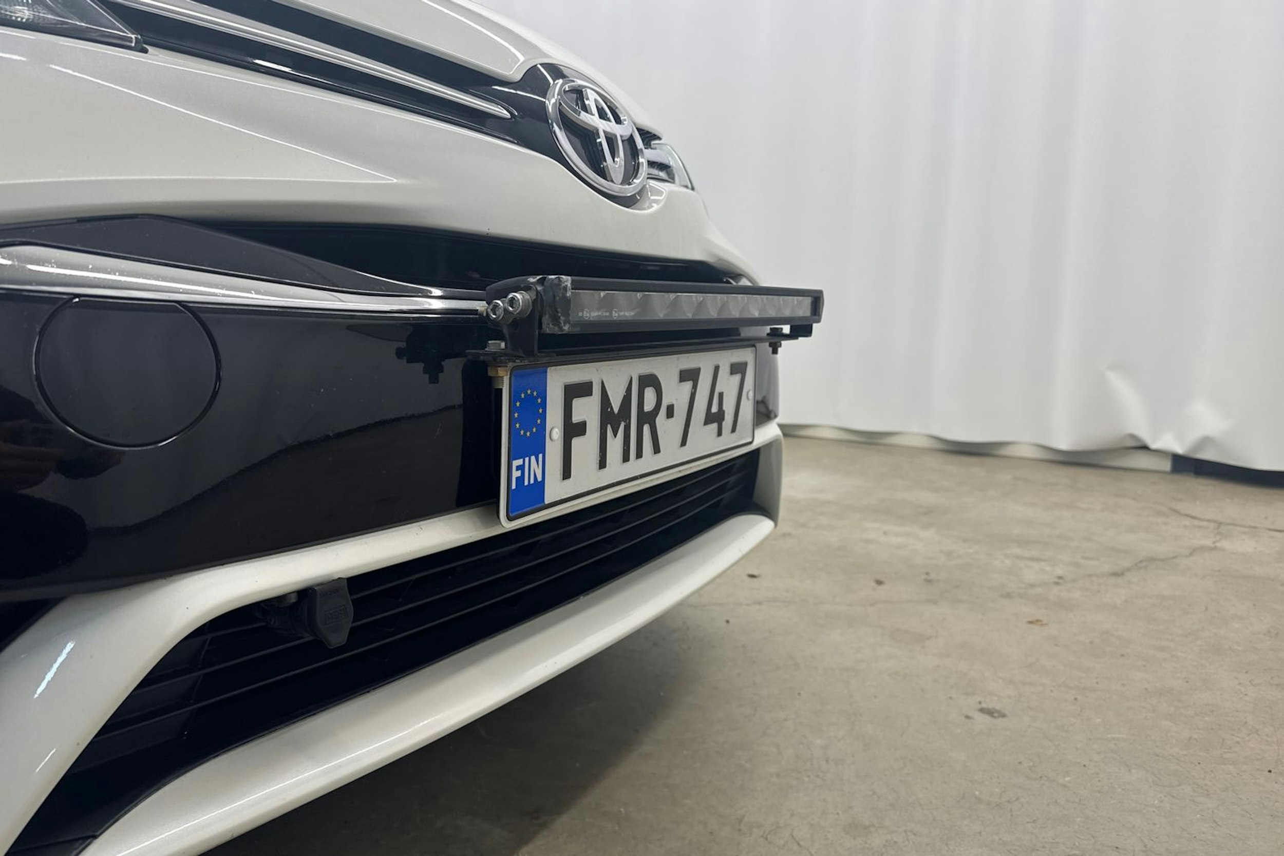 Valkoinen Toyota AVENSIS 2017 kuva 16.