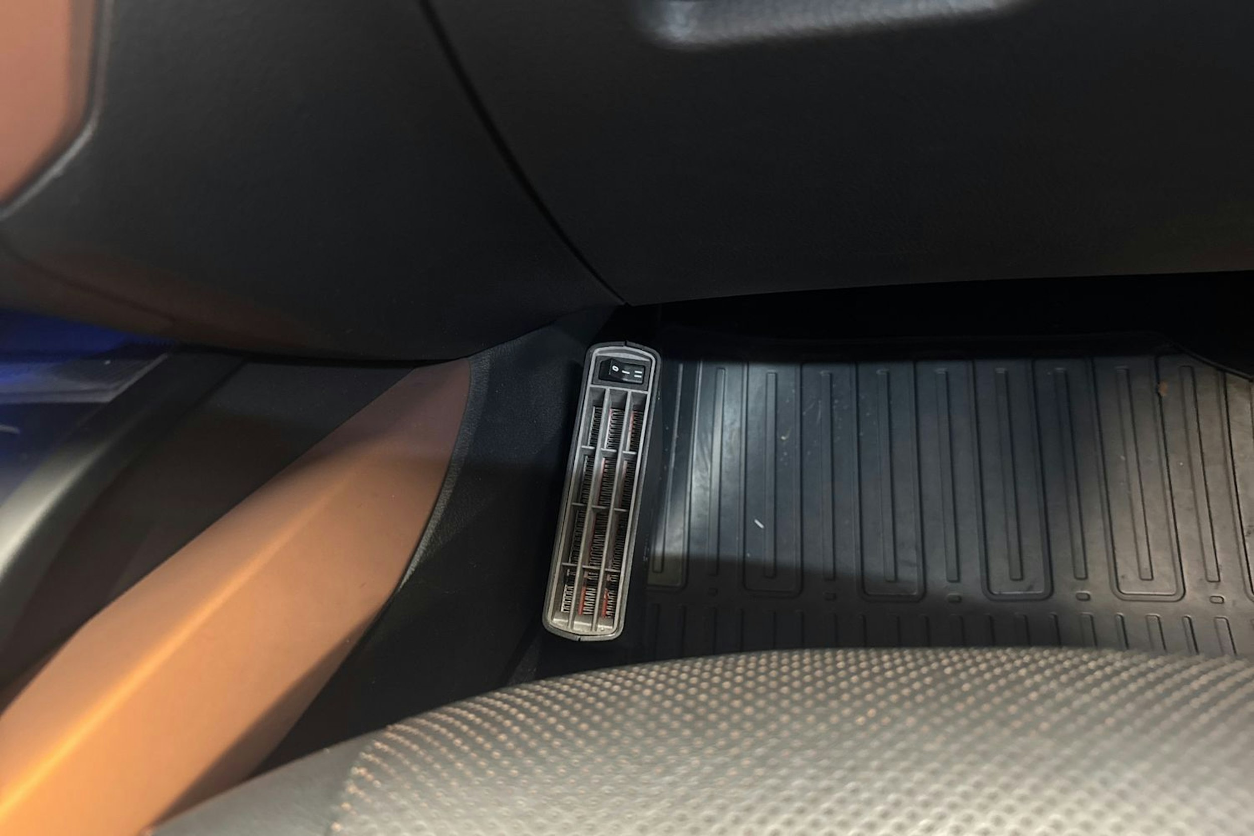 Valkoinen Toyota AVENSIS 2017 kuva 18.