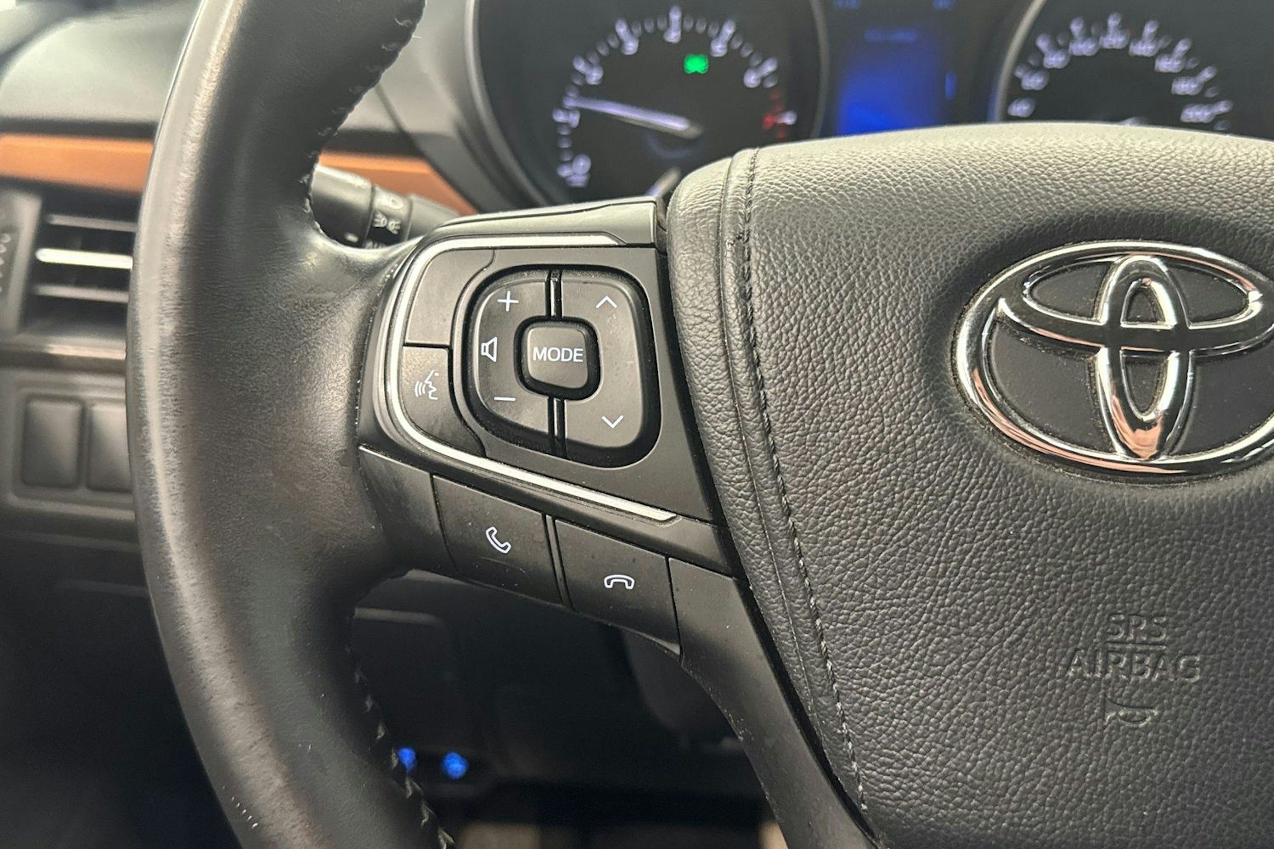 Valkoinen Toyota AVENSIS 2017 kuva 19.