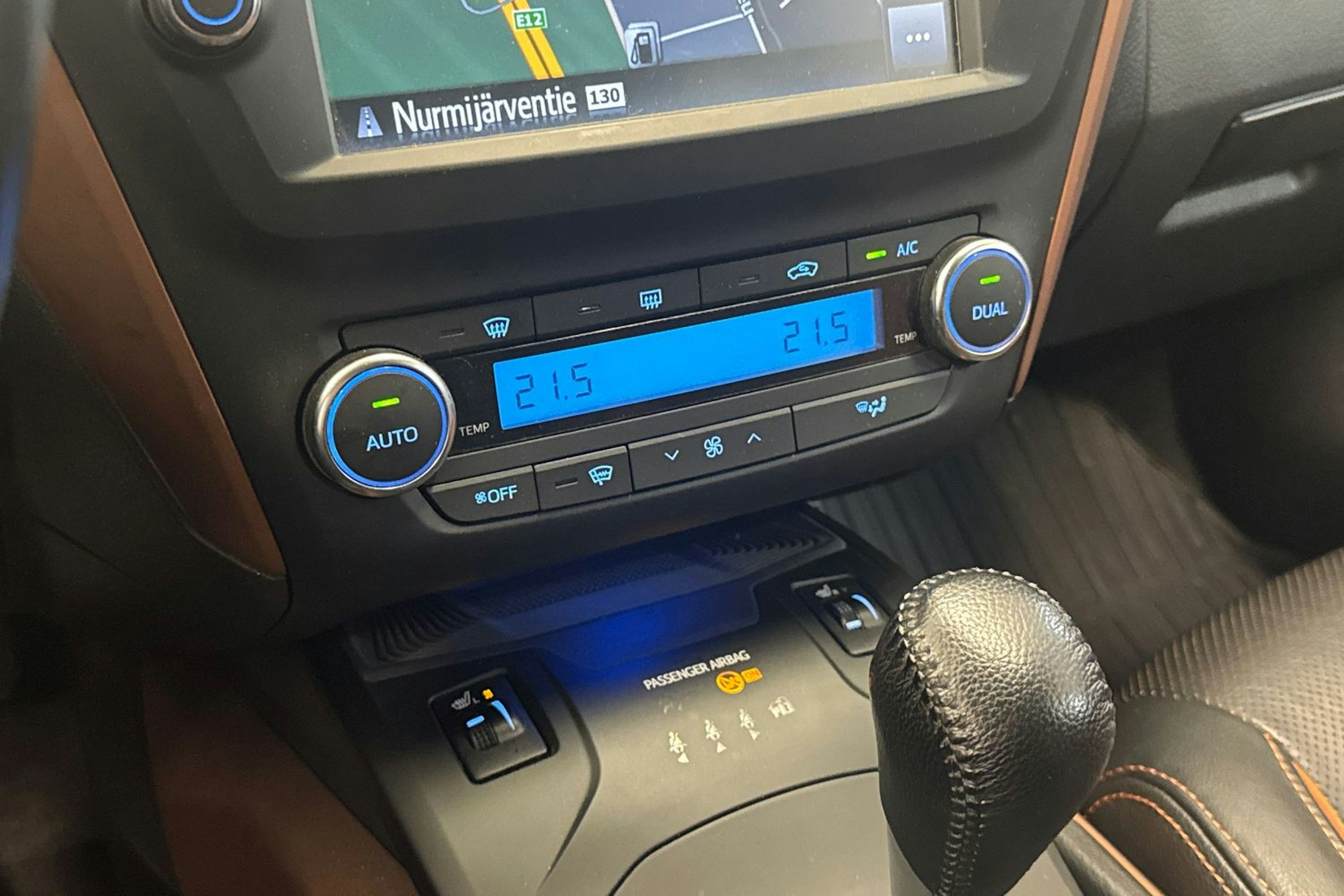 Valkoinen Toyota AVENSIS 2017 kuva 22.