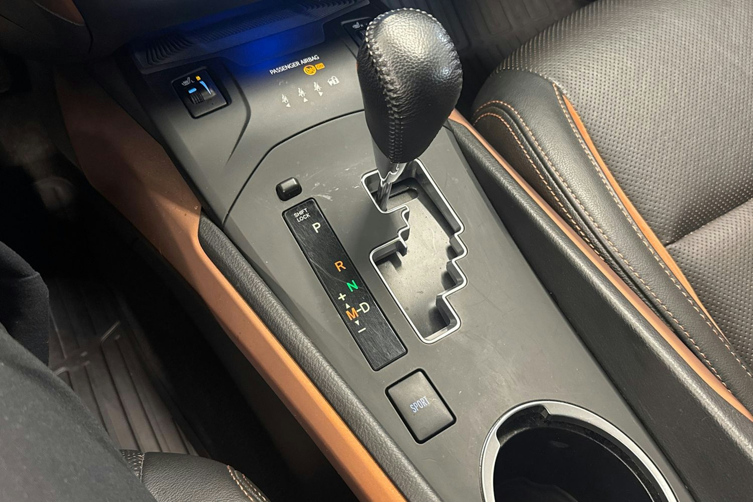 Valkoinen Toyota AVENSIS 2017 kuva 23.