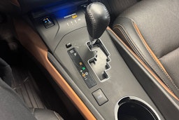 Valkoinen Toyota AVENSIS 2017 kuva 23.