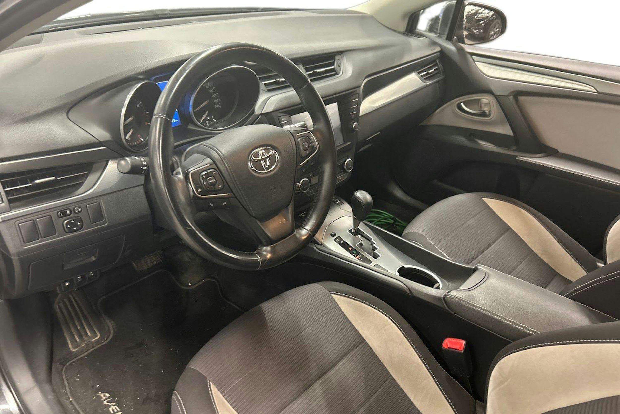 musta Toyota Avensis 2017 kuva 3.
