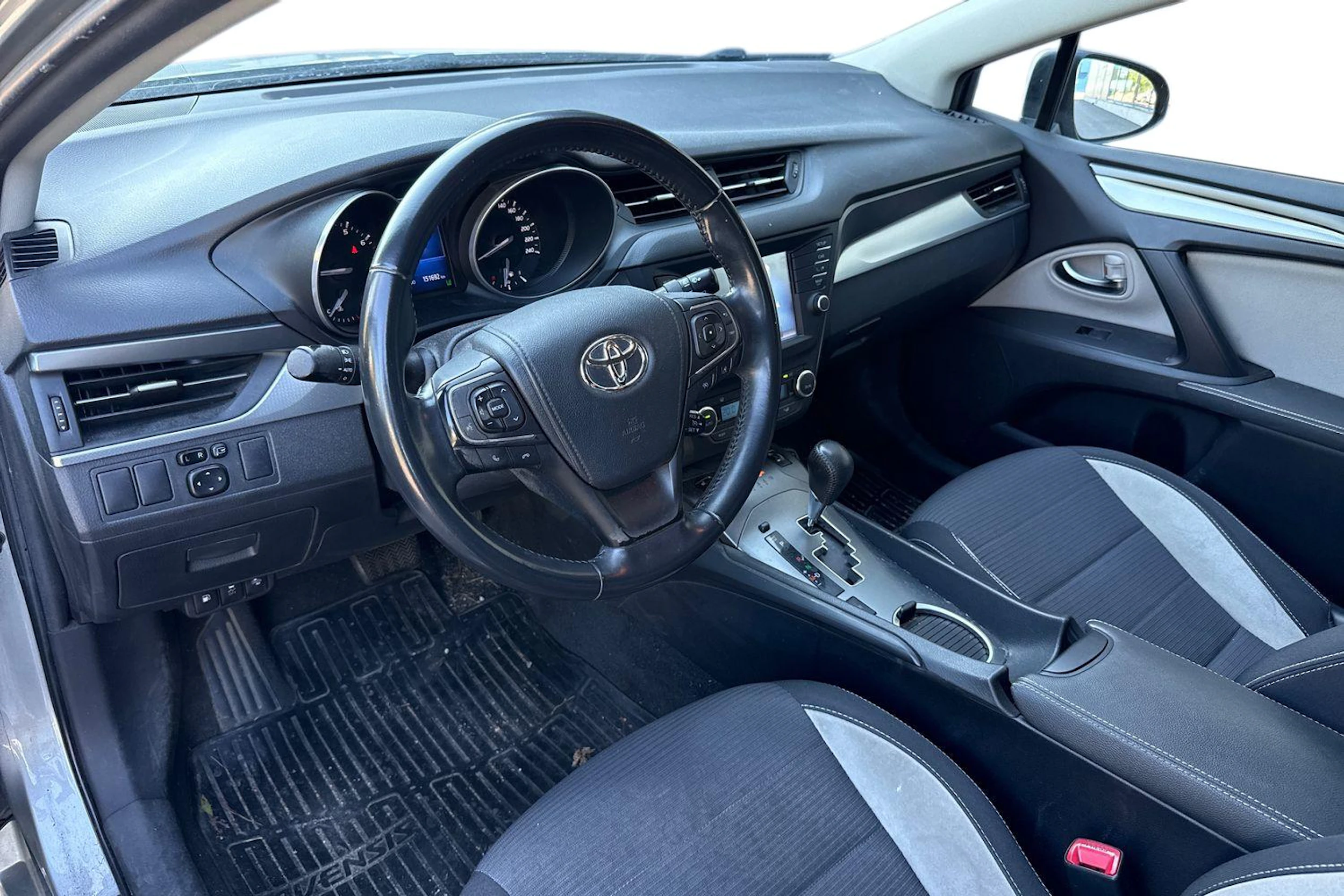 harmaa Toyota Avensis 2017 kuva 3.
