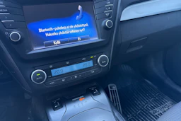 harmaa Toyota Avensis 2017 kuva 4.