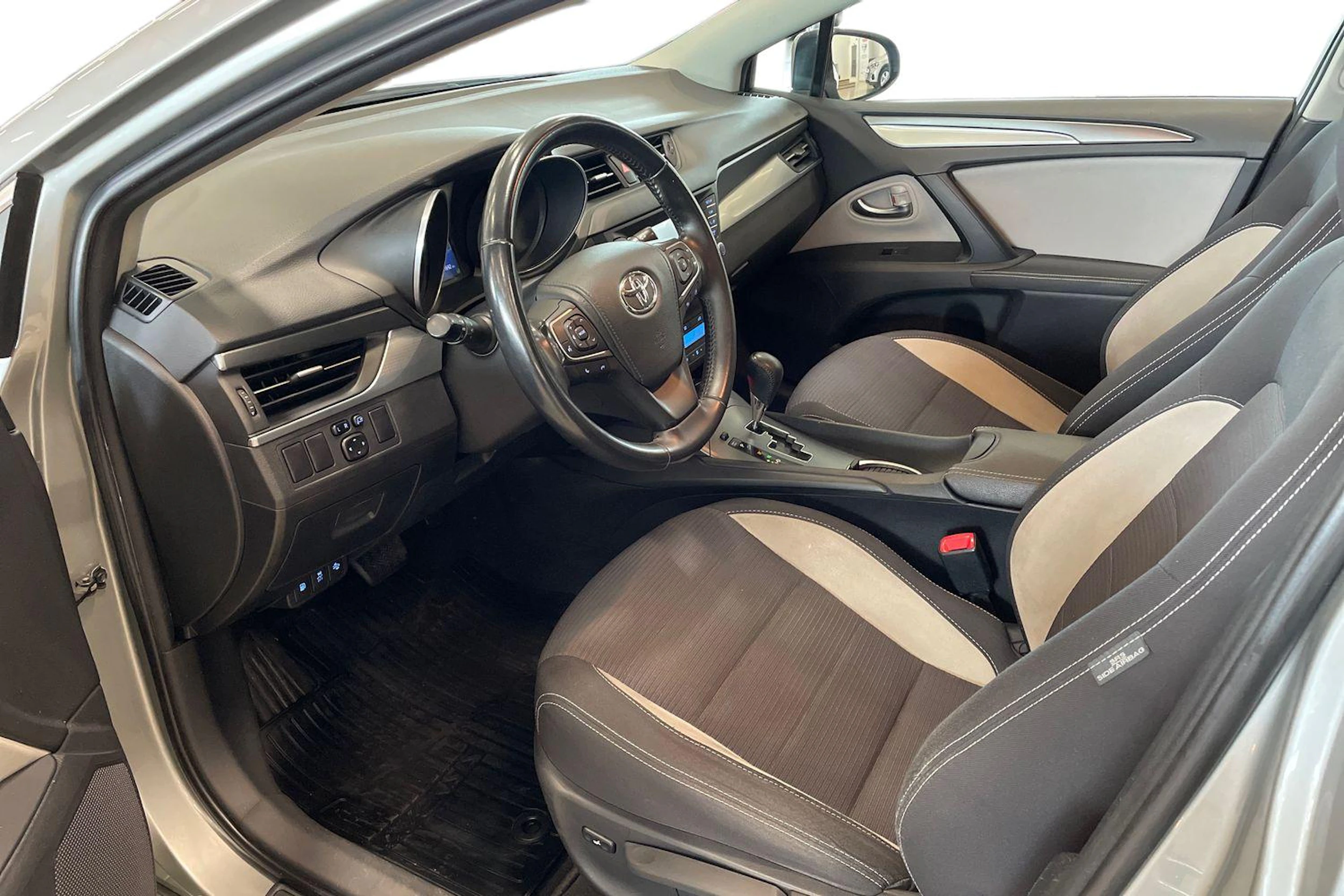 harmaa Toyota Avensis 2017 kuva 6.