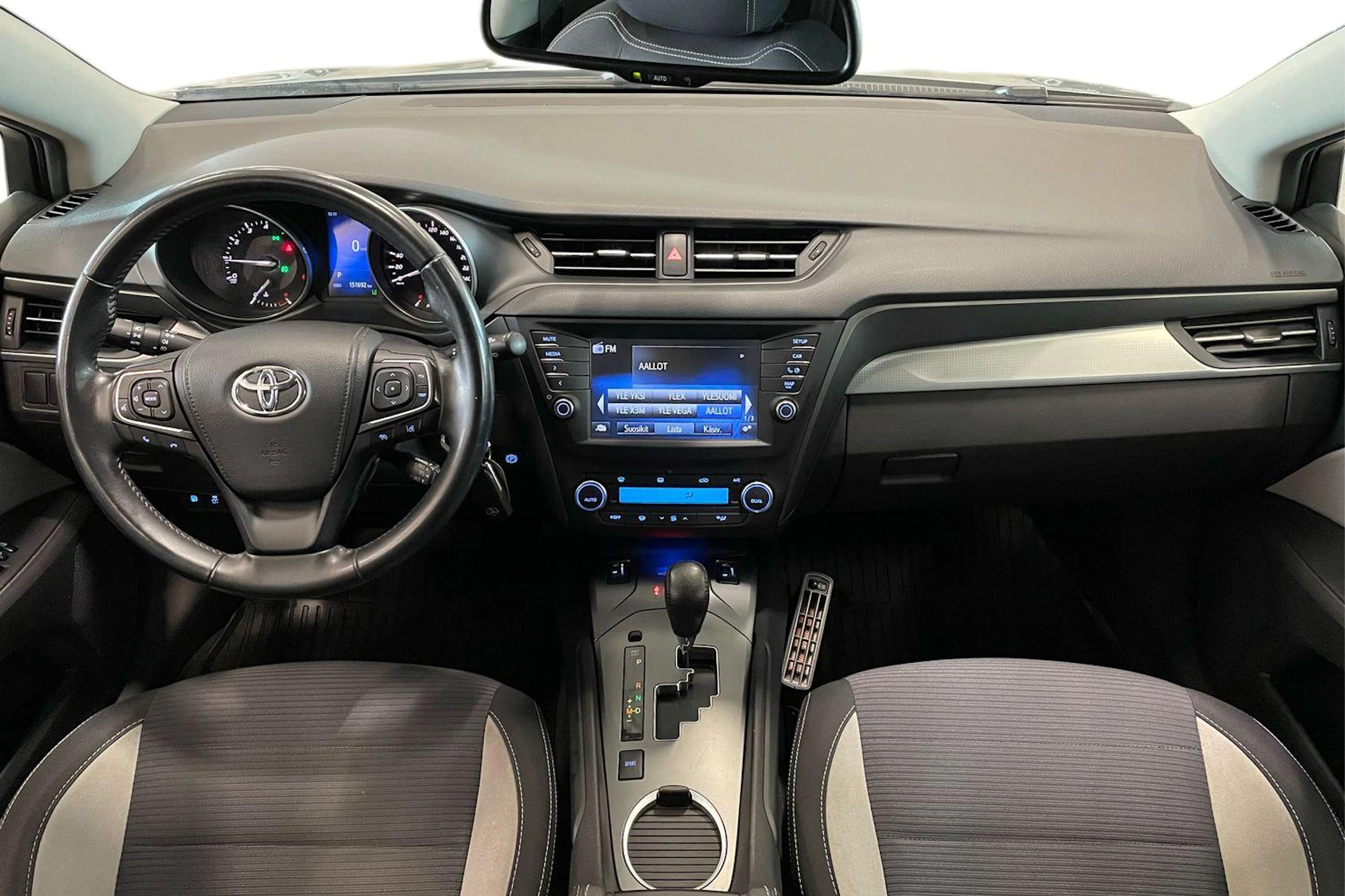 harmaa Toyota Avensis 2017 kuva 7.