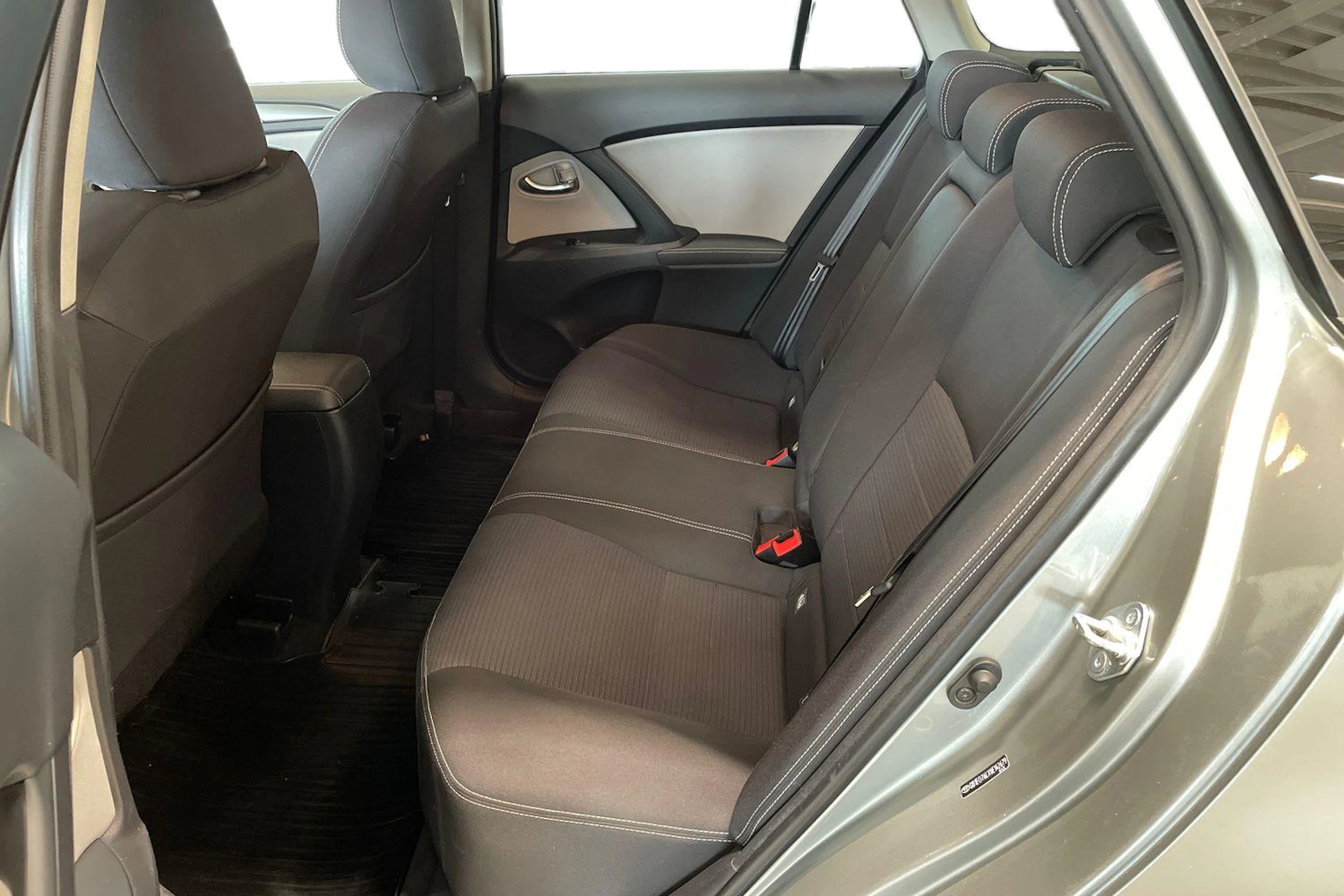 harmaa Toyota Avensis 2017 kuva 8.