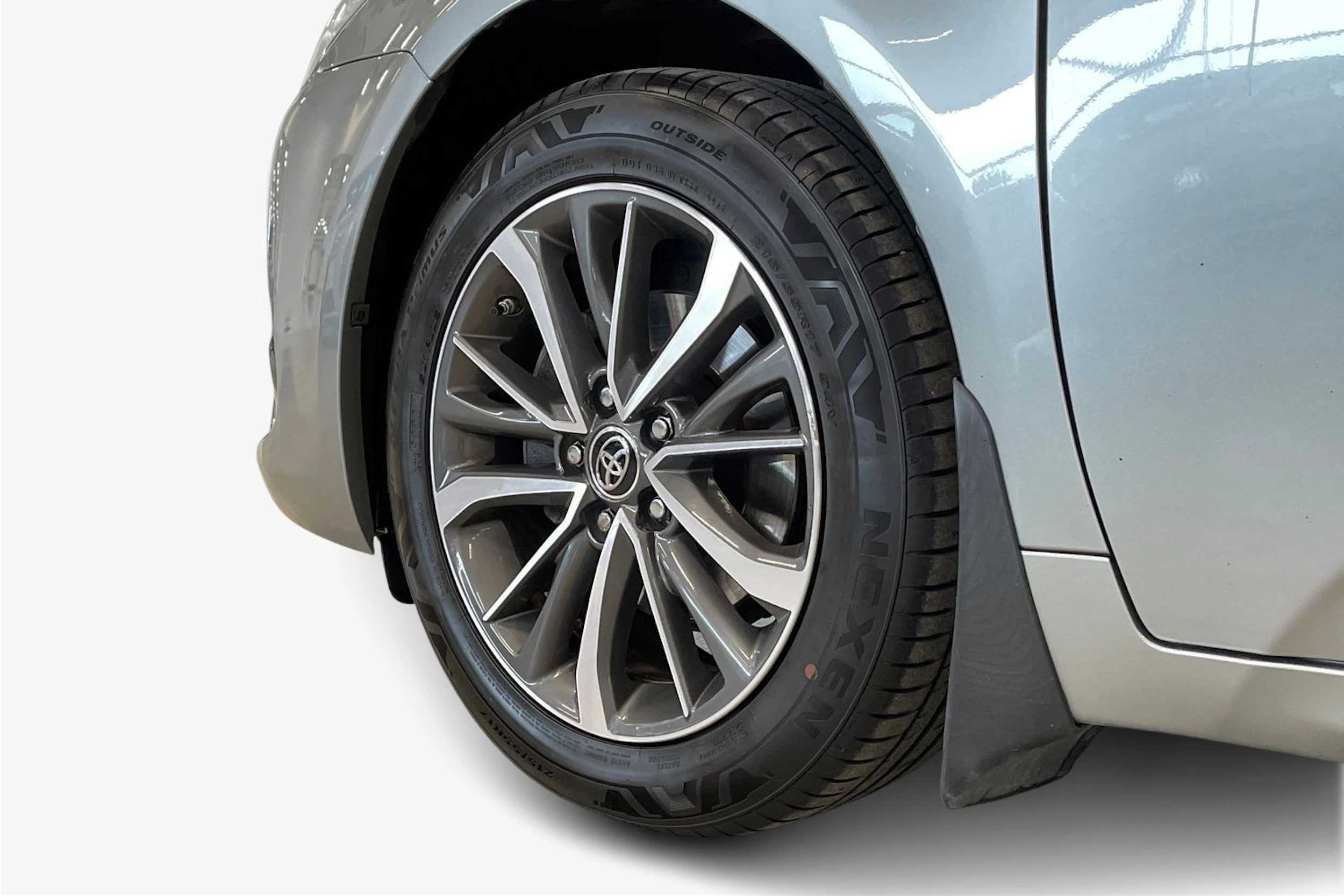 harmaa Toyota Avensis 2017 kuva 9.