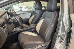 harmaa Toyota Avensis 2017 kuva 11.