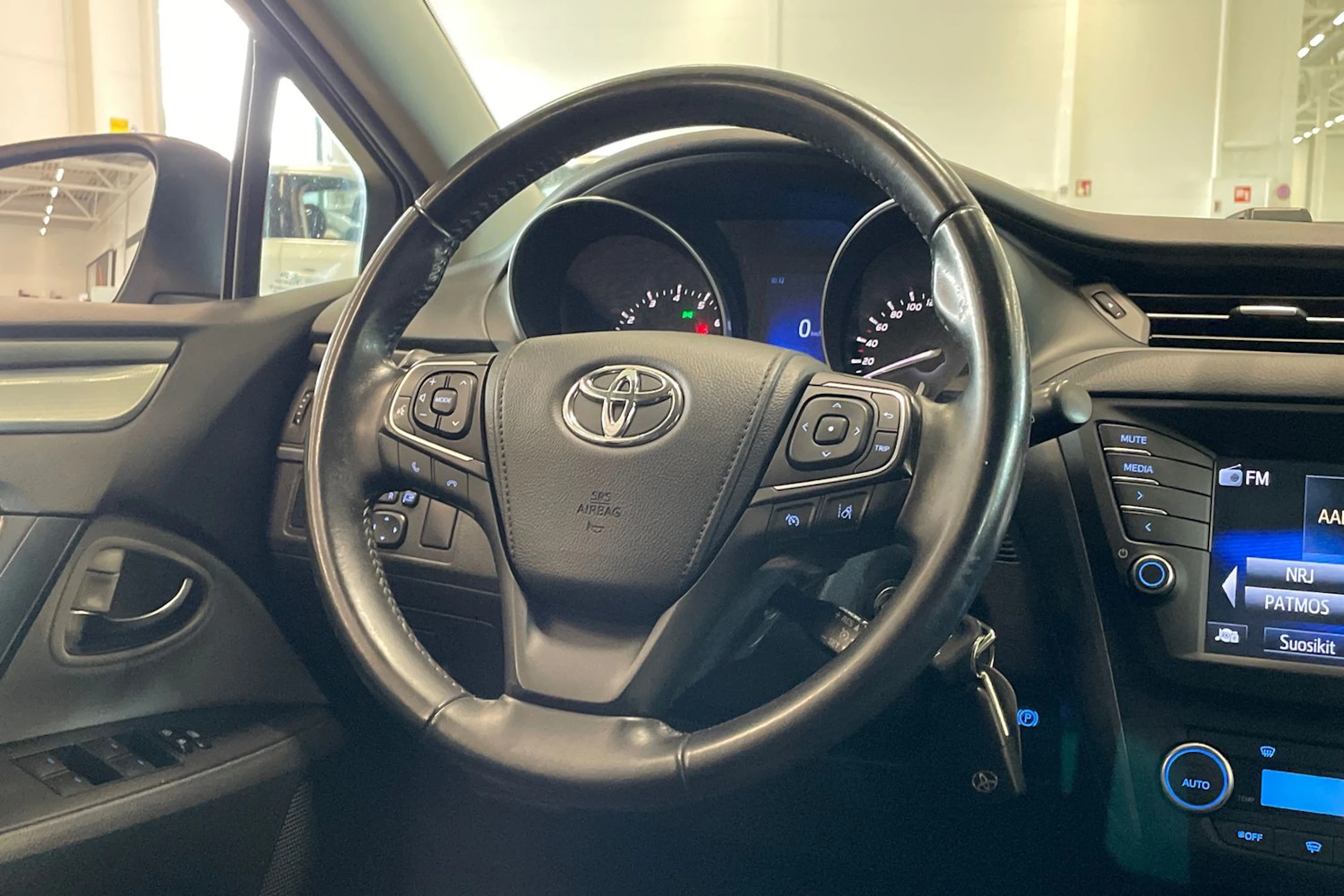 harmaa Toyota Avensis 2017 kuva 13.