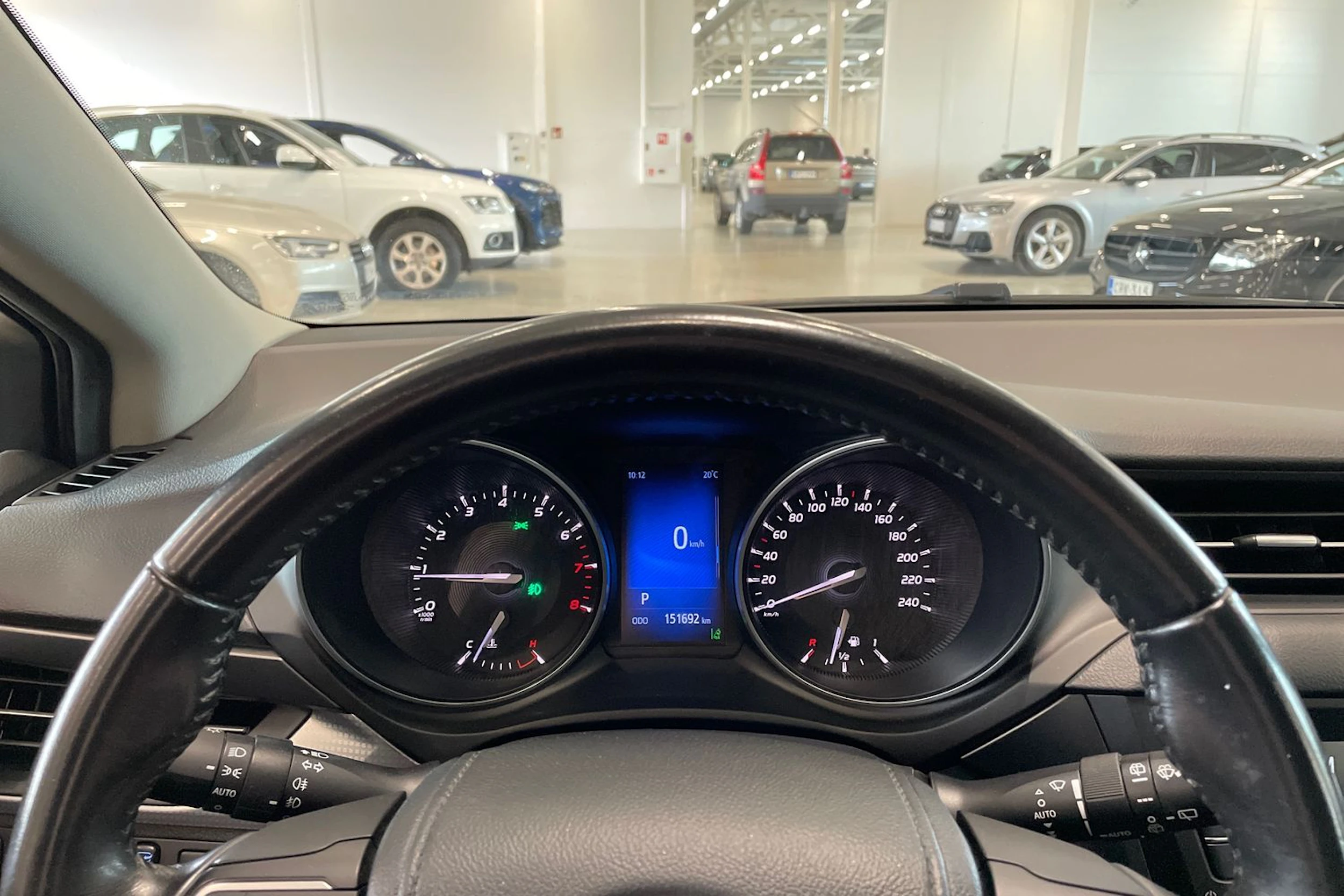 harmaa Toyota Avensis 2017 kuva 16.