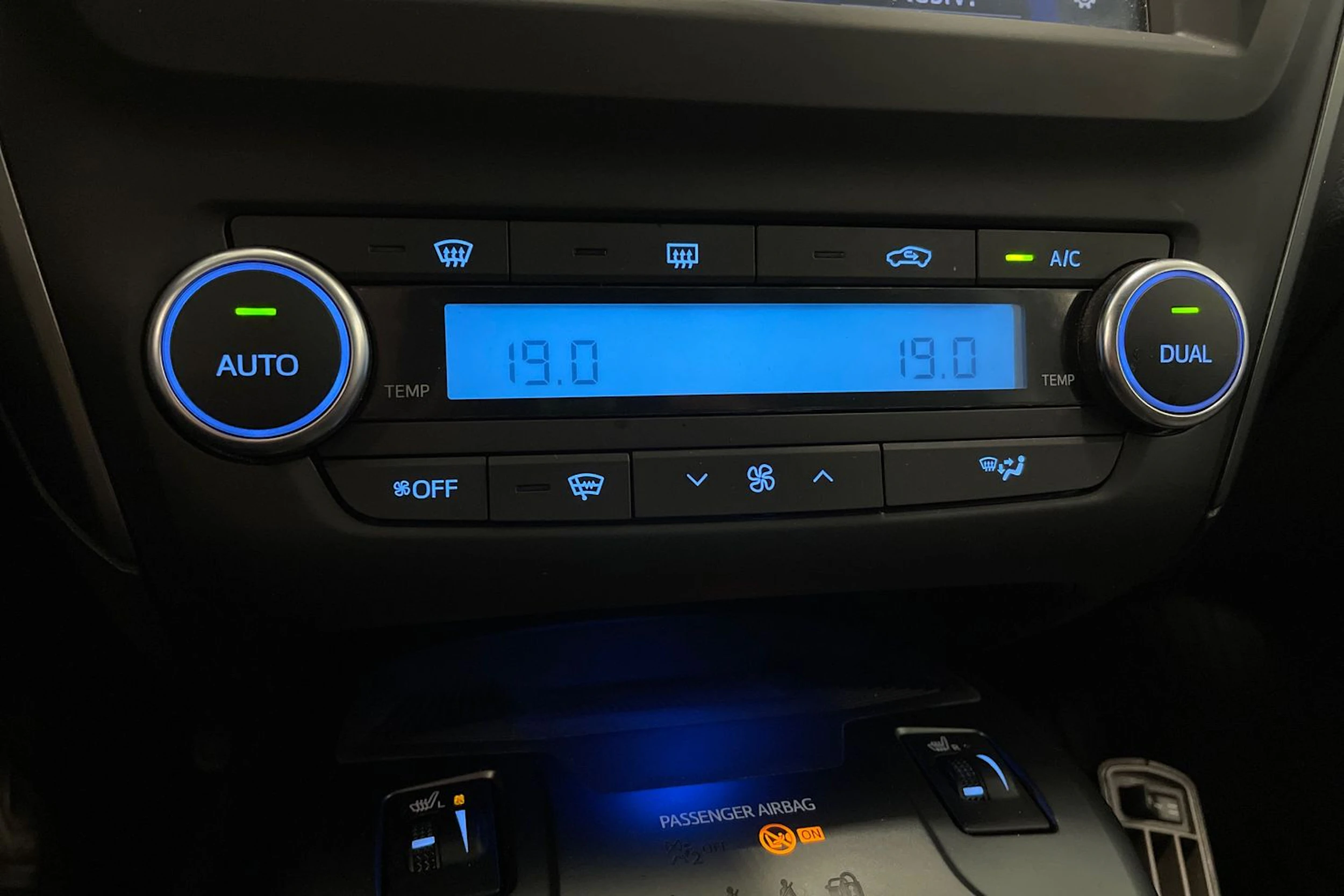 harmaa Toyota Avensis 2017 kuva 23.