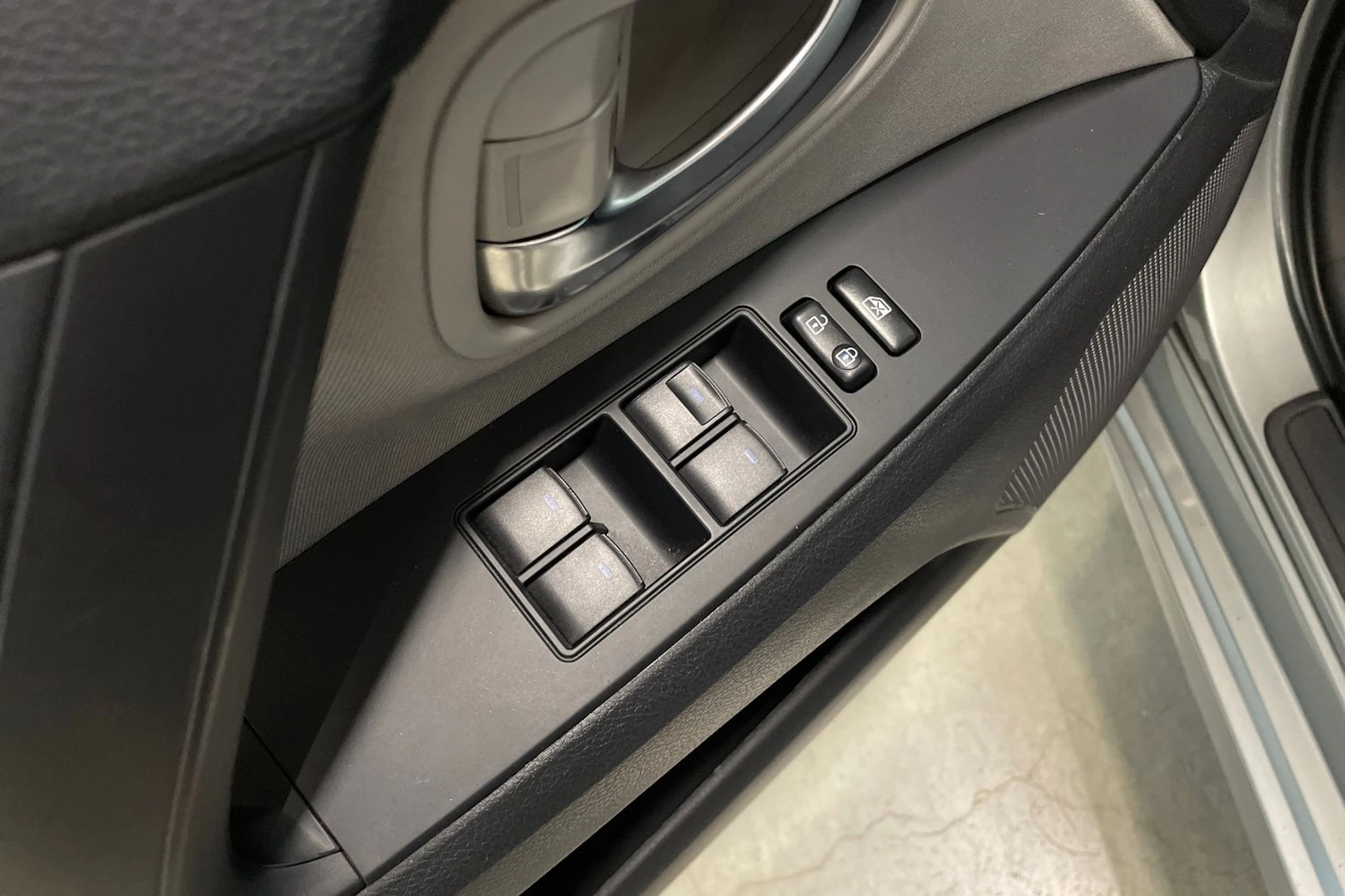harmaa Toyota Avensis 2017 kuva 27.