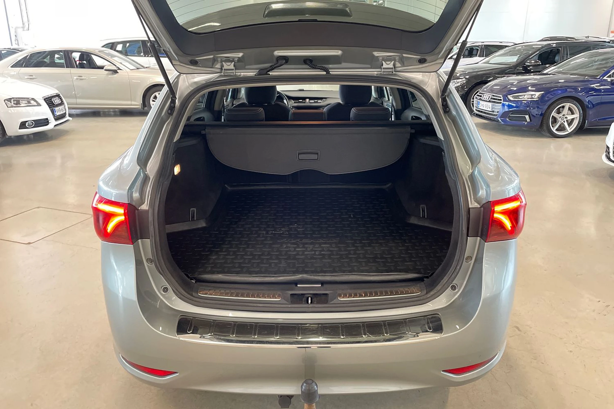 harmaa Toyota Avensis 2017 kuva 28.