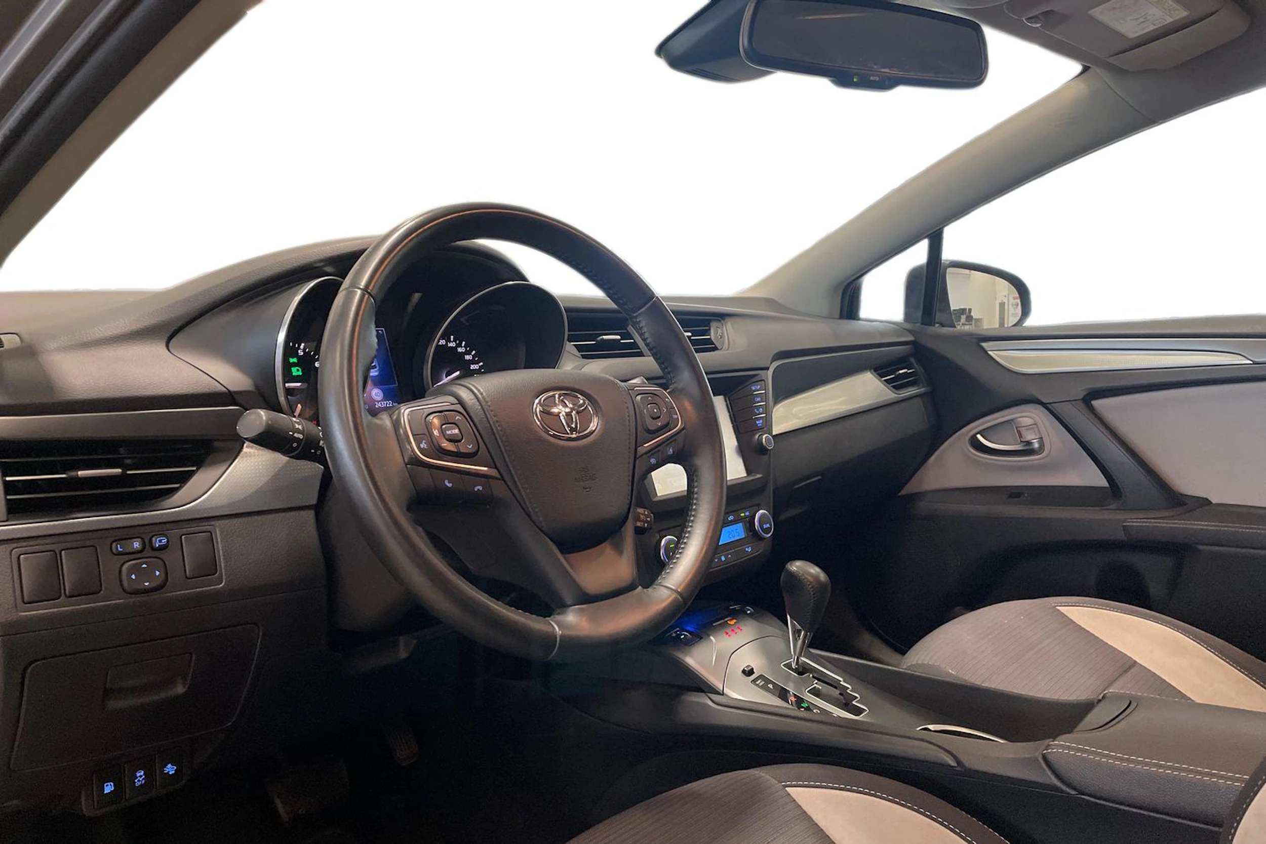 harmaa Toyota Avensis 2017 kuva 6.