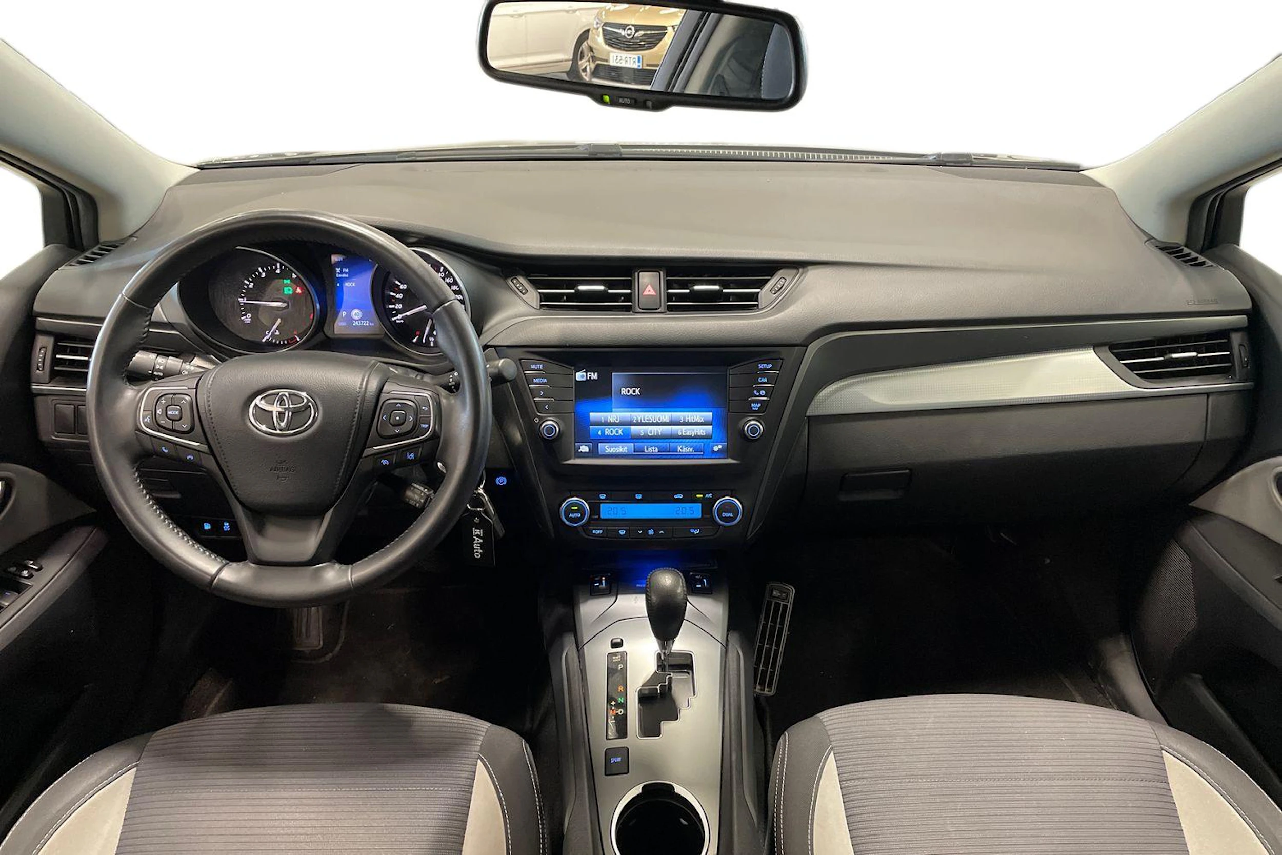 harmaa Toyota Avensis 2017 kuva 7.