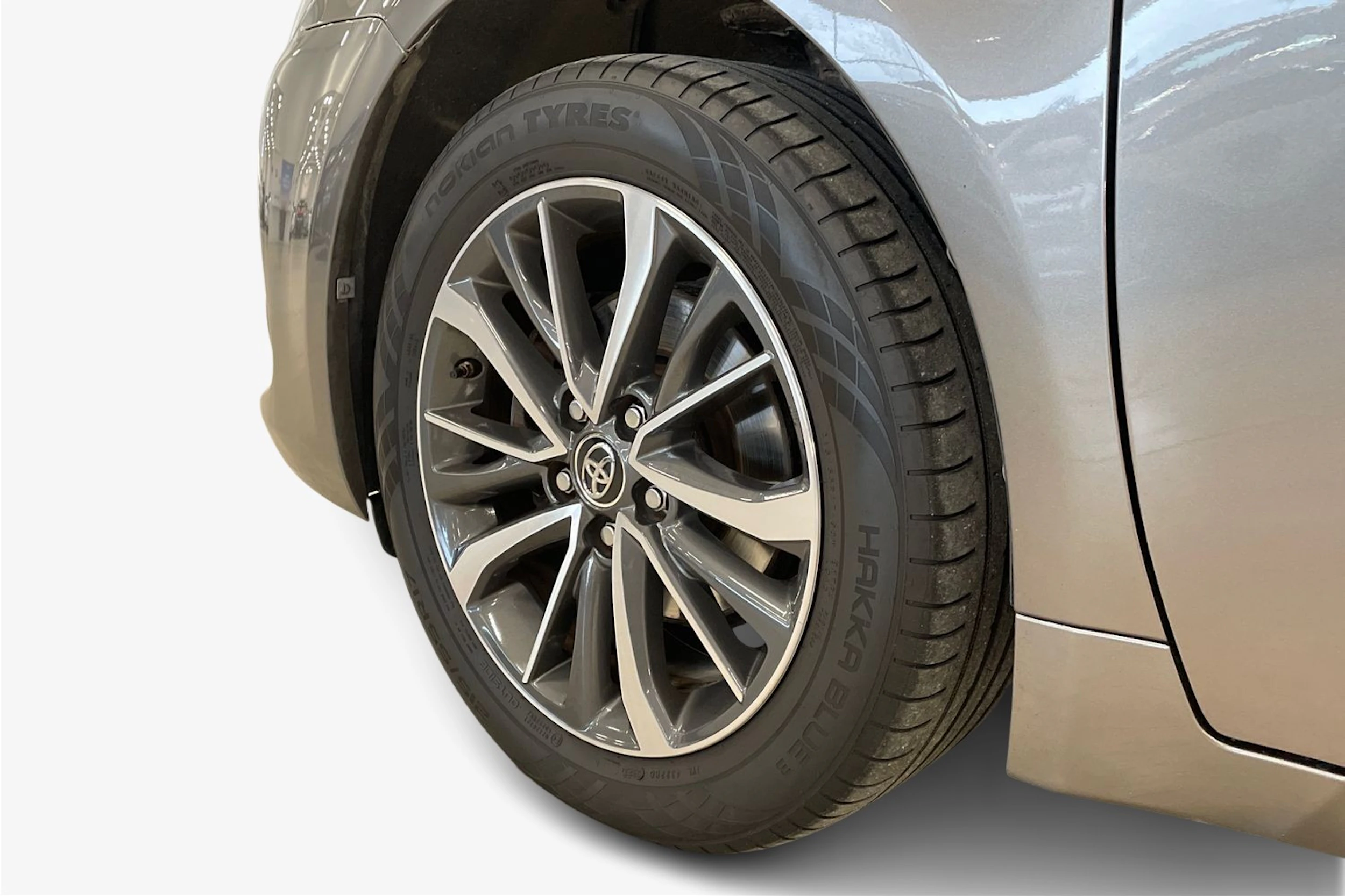 harmaa Toyota Avensis 2017 kuva 9.